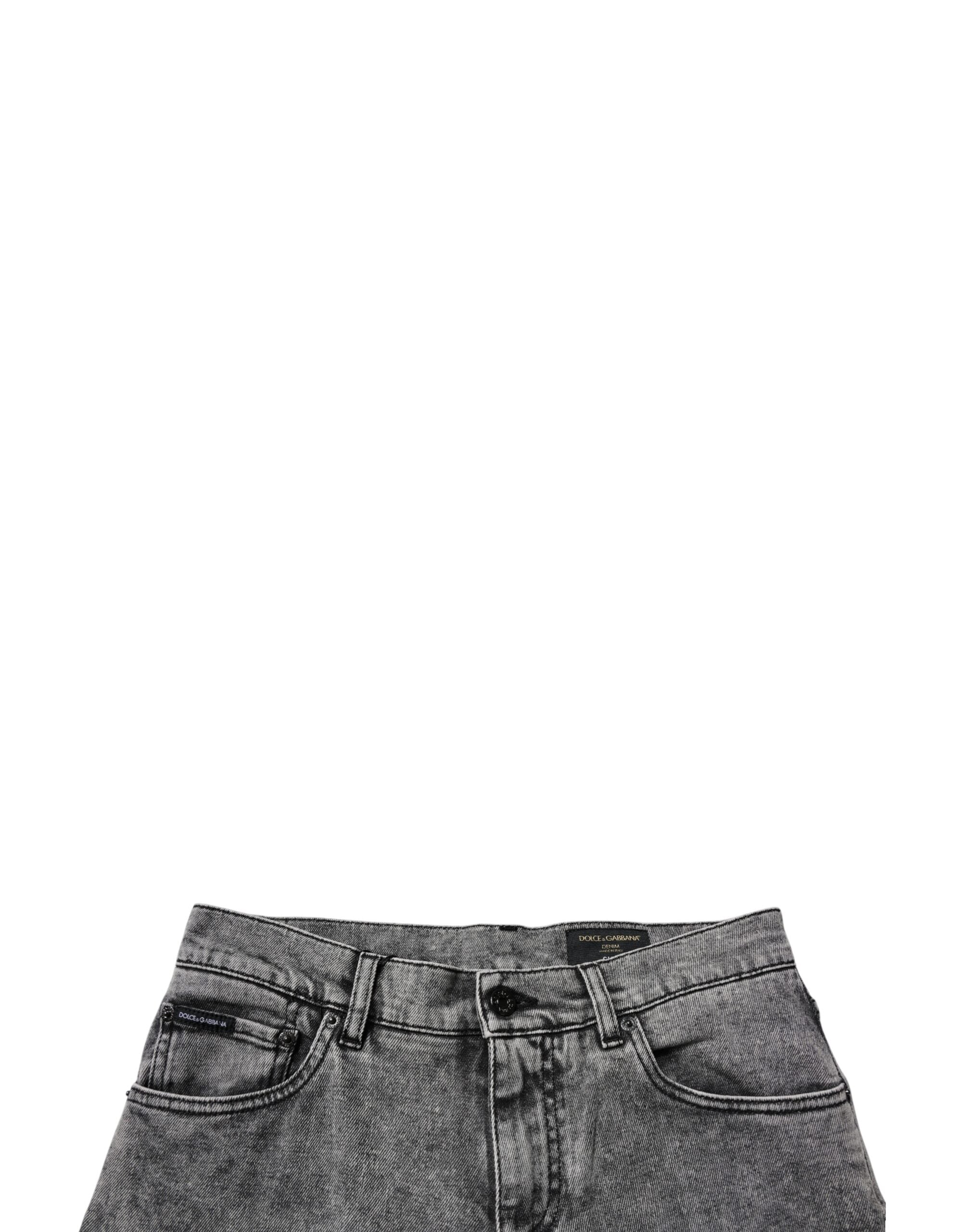 Jeans slim en denim gris foncé délavé Dolce & Gabbana, coupe ajustée, avec ceinture et poches visibles.