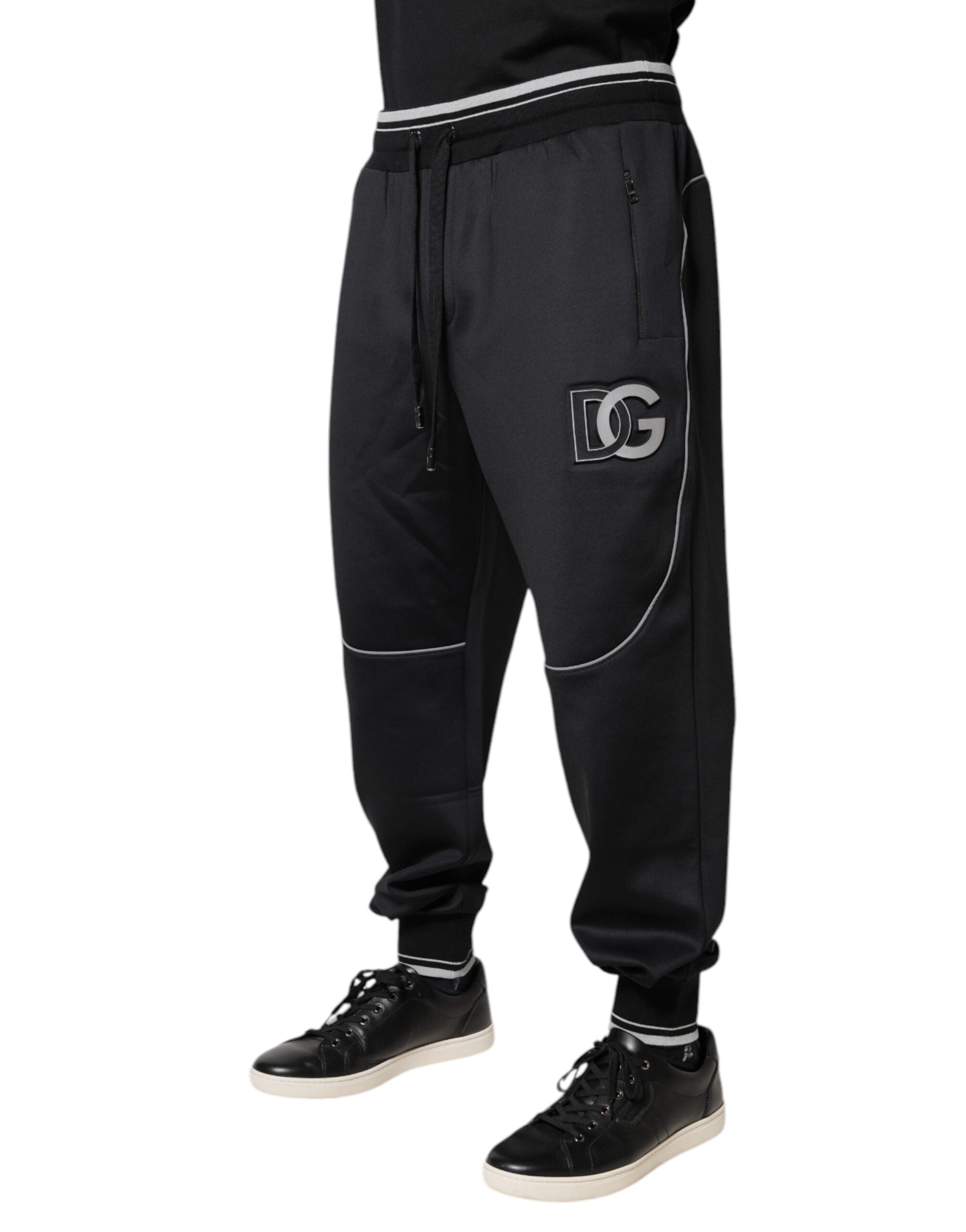 Pantalon jogger en polyester noir Dolce & Gabbana avec logo, mode décontractée, vue de face sur fond neutre.