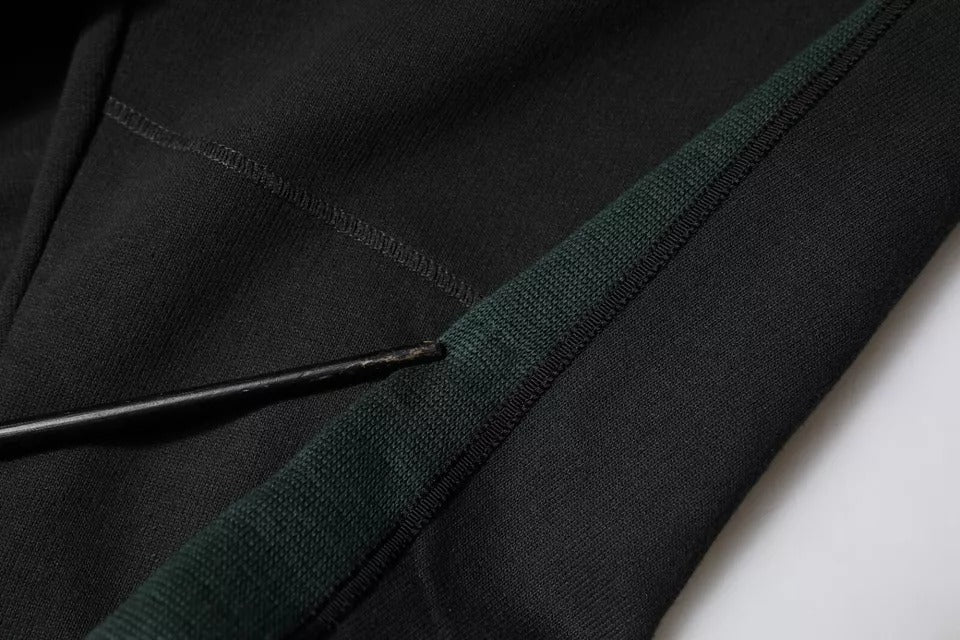 Pantalon de jogging Dolce & Gabbana en coton mélangé noir, look décontracté et élégant, avec détails de marque visibles.
