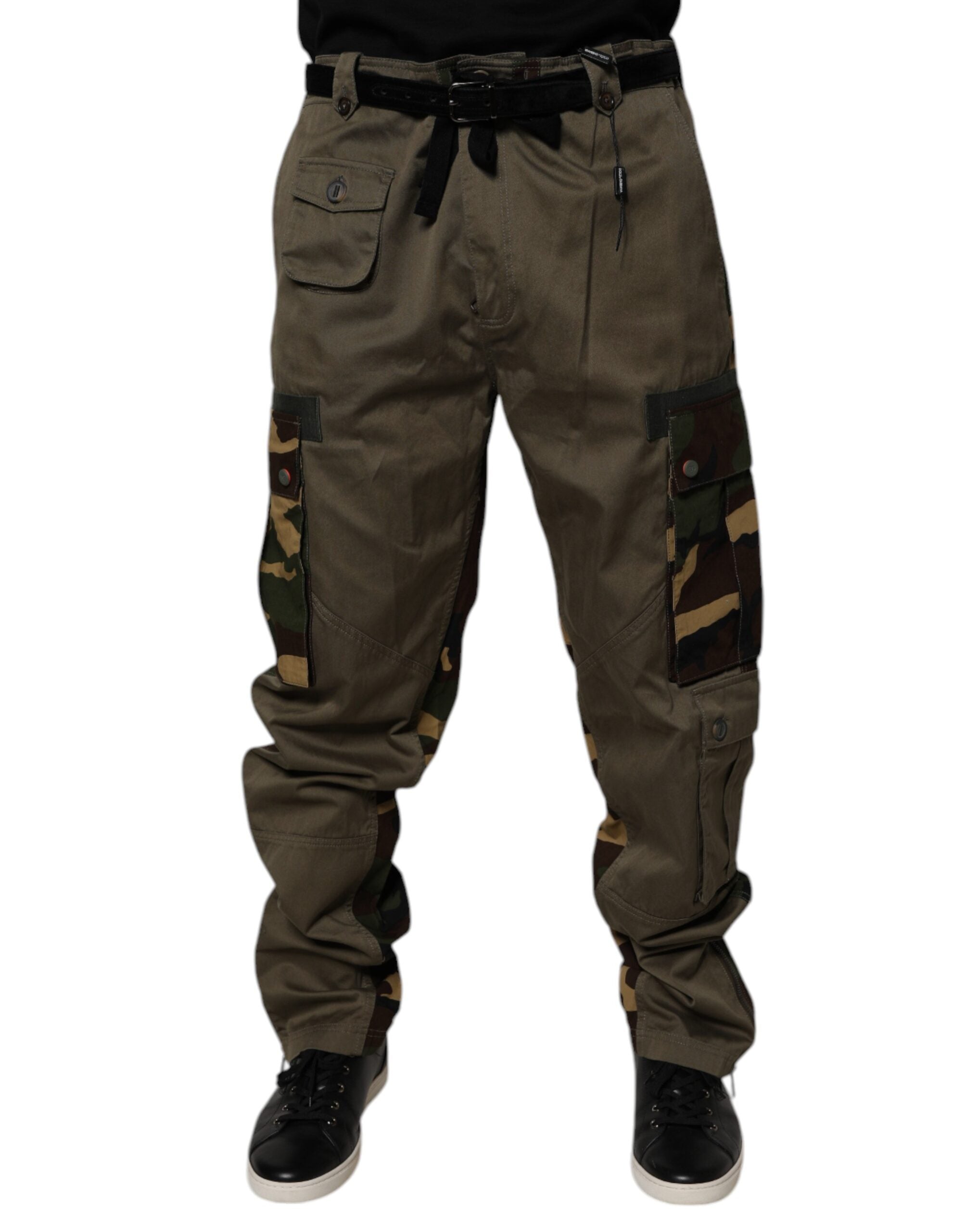 Pantalon cargo camouflage multicolore Dolce & Gabbana avec patchwork, détails tendance, visible sur un mannequin.