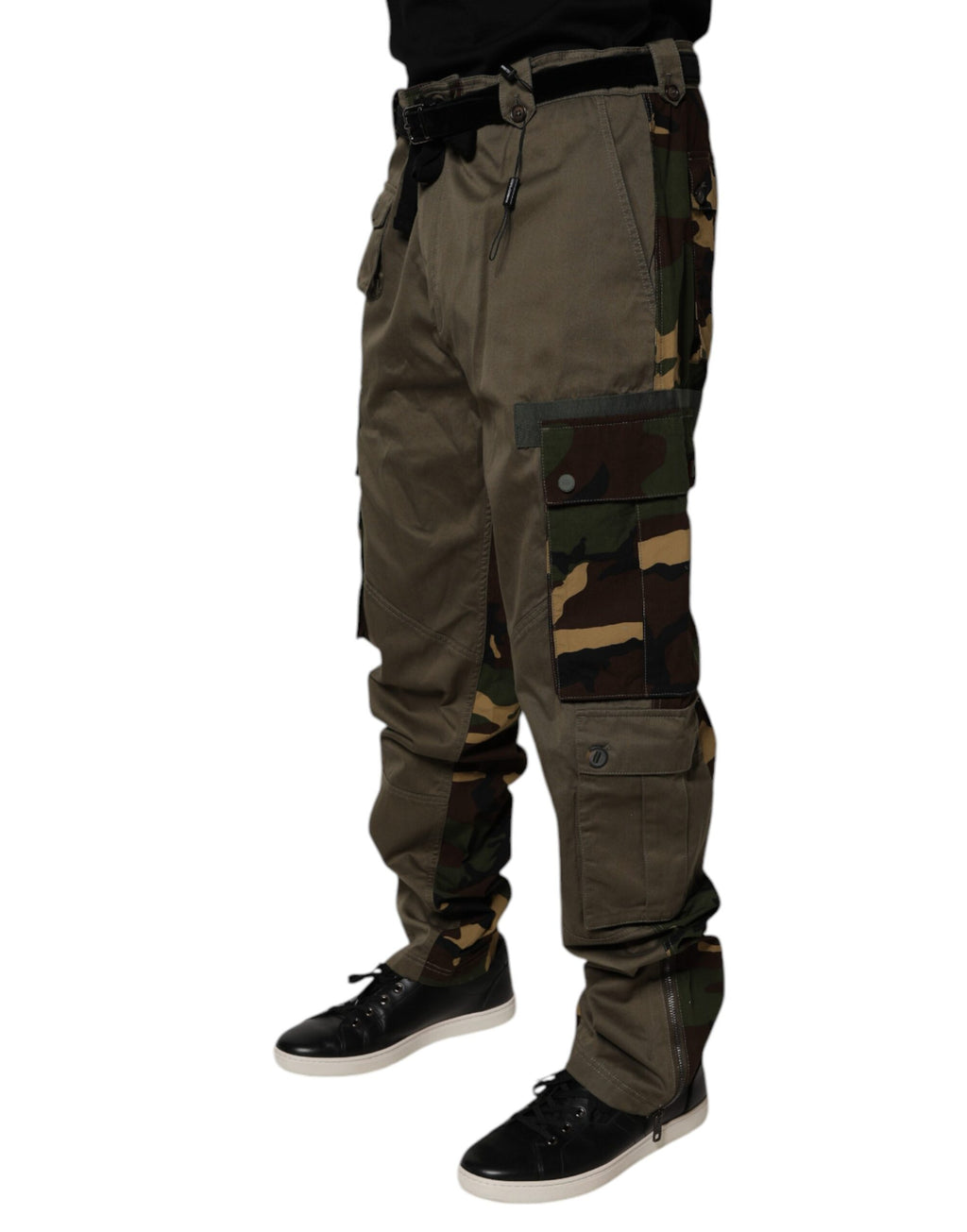 Pantalon cargo camouflage multicolore Dolce & Gabbana avec patchwork, détails tendance et coupe décontractée.