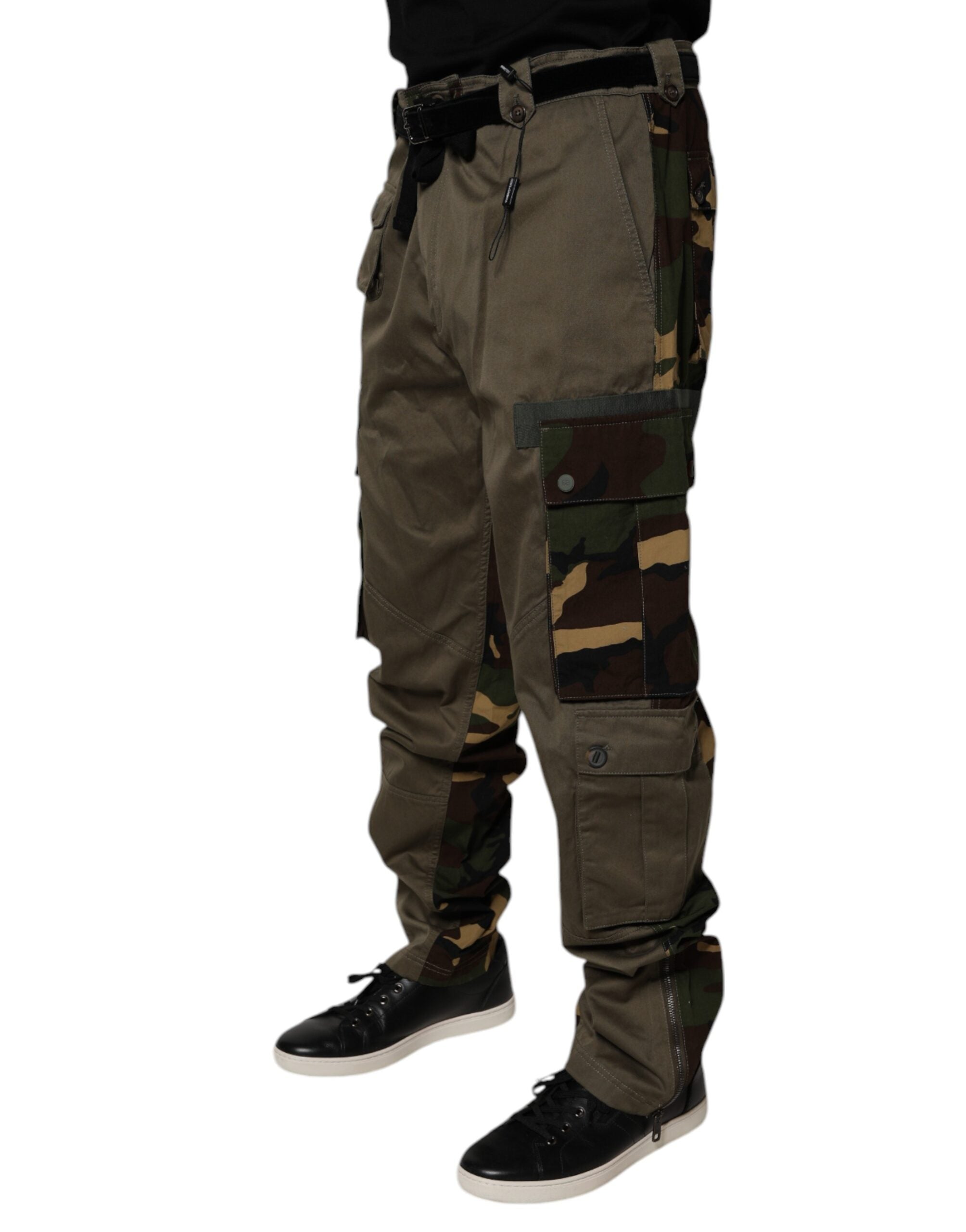 Pantalon cargo camouflage multicolore Dolce & Gabbana avec patchwork, détails tendance et coupe décontractée.