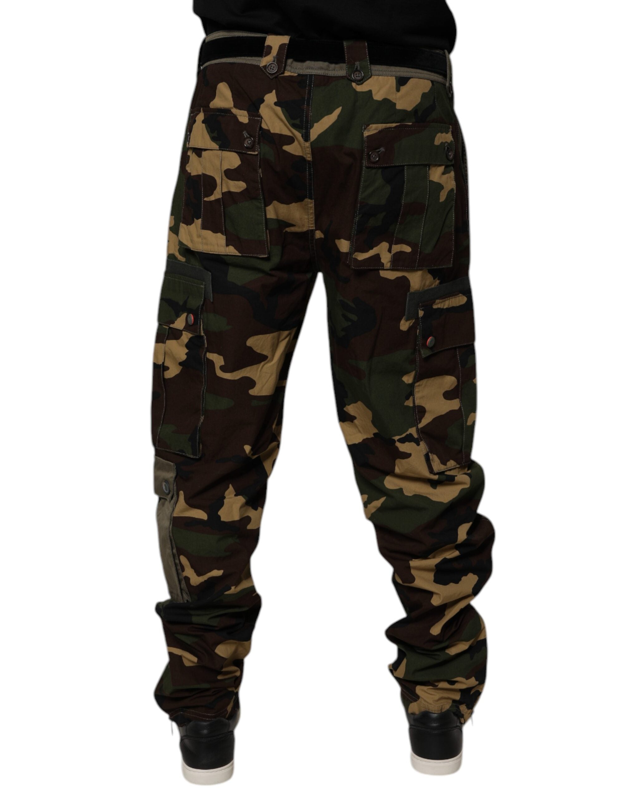 Pantalon cargo camouflage multicolore Dolce & Gabbana avec patchwork, mode streetwear tendance, vue de face.