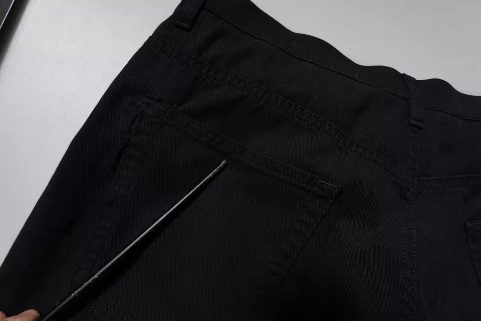 Jean homme en denim bleu foncé Dolce & Gabbana, coton stretch, coupe décontractée et ample, détails modernes et élégants.