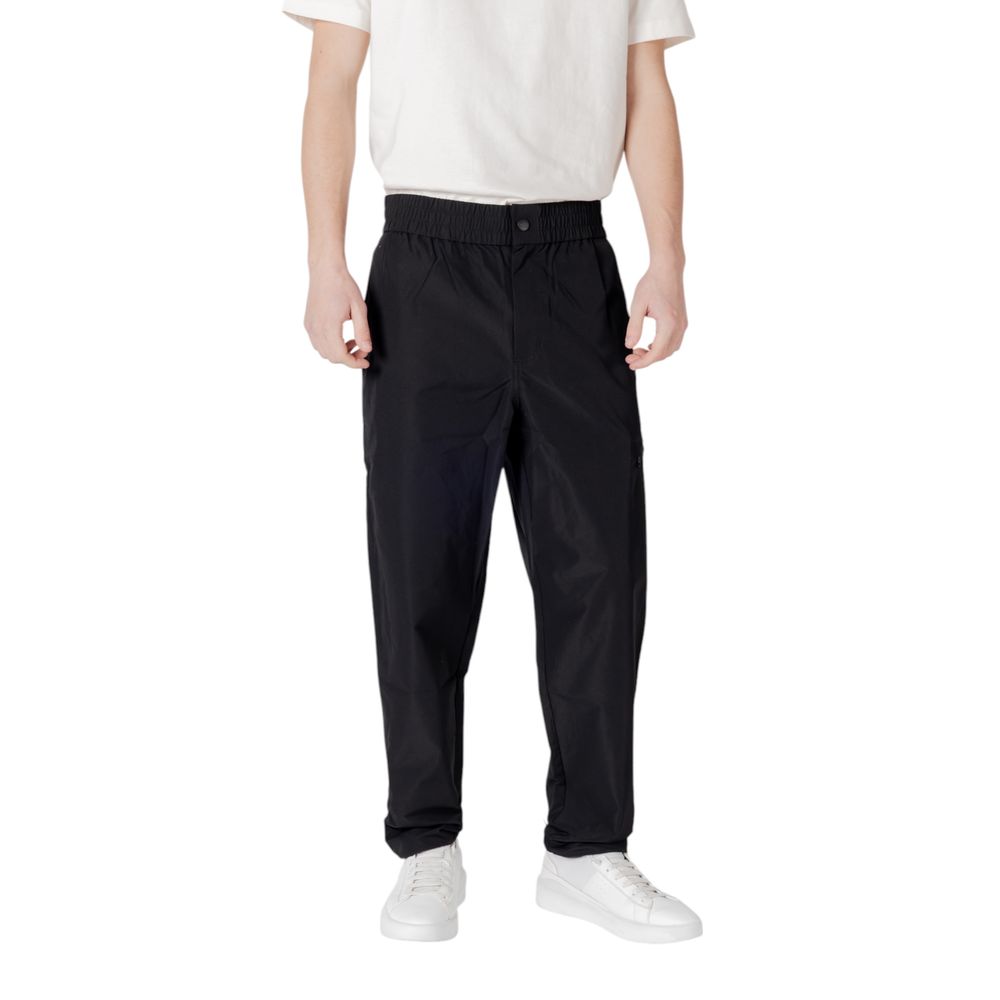 Pantalon décontracté en polyester noir de la marque Calvin Klein Jeans, coupe confortable et style casual.