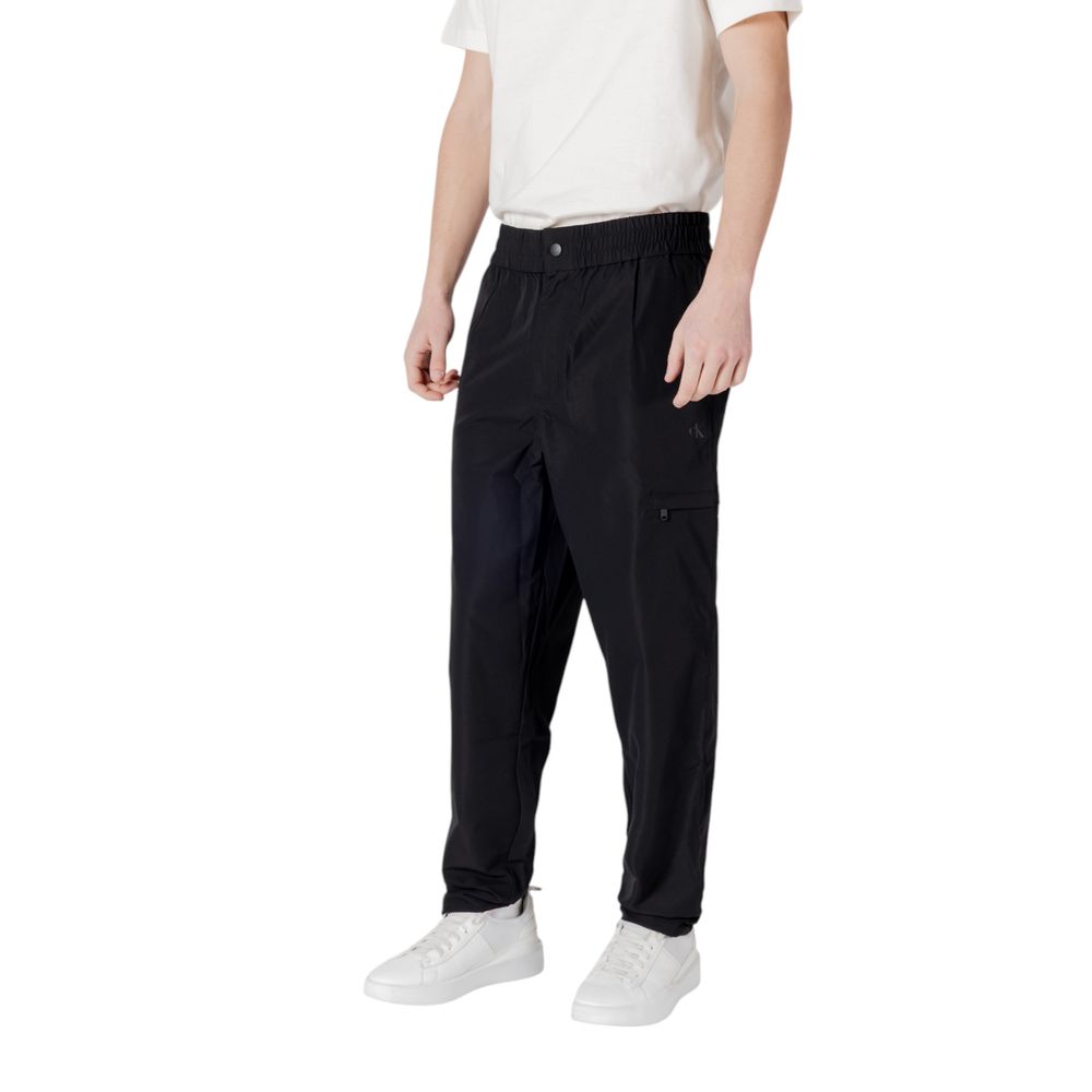 Pantalon décontracté en polyester noir de Calvin Klein Jeans, coupe confortable et style moderne, vue de face.