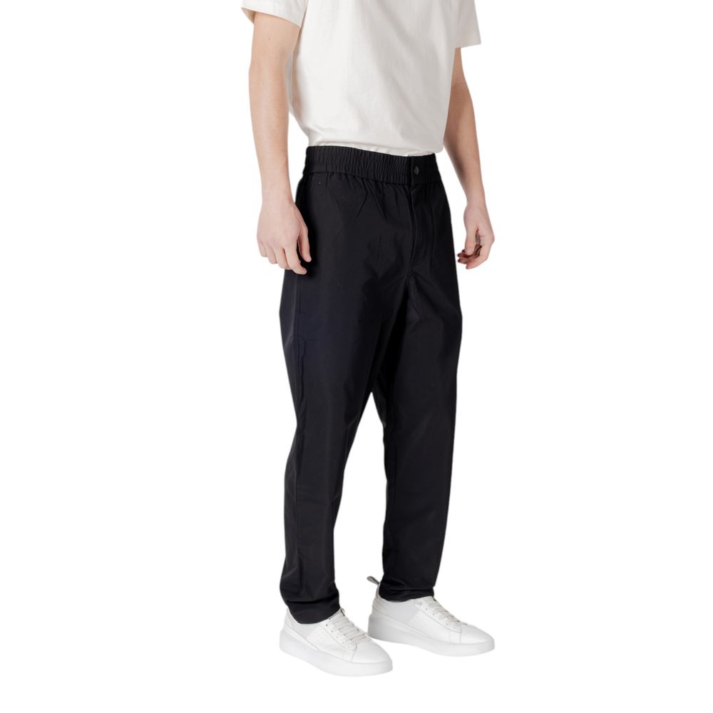 Pantalon décontracté en polyester noir de Calvin Klein Jeans, coupe classique pour un style casual et confortable.