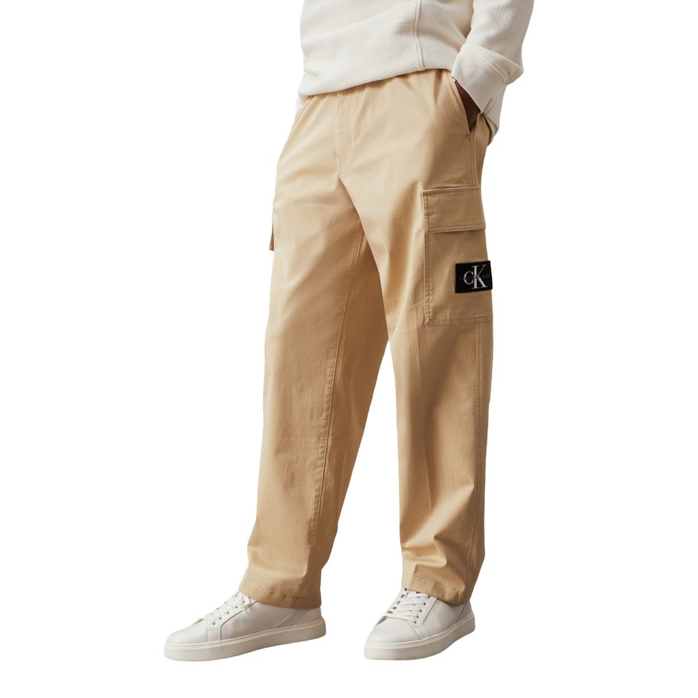 Pantalons cargo beige en coton de Calvin Klein, coupe décontractée, avec poches latérales et détails modernes.