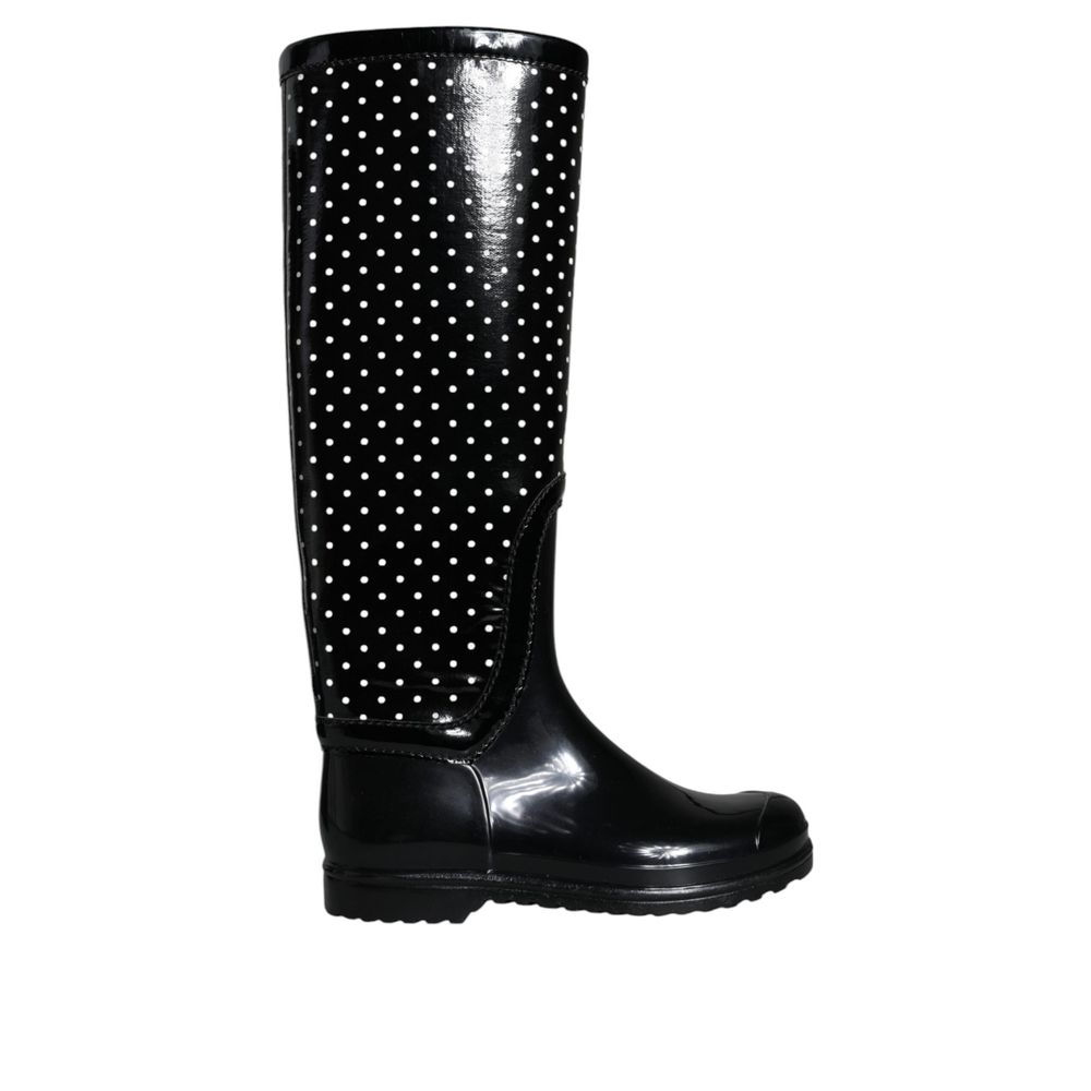 Bottes de pluie en caoutchouc noir de Dolce & Gabbana, style élégant et imperméable, visibles dans l'image.