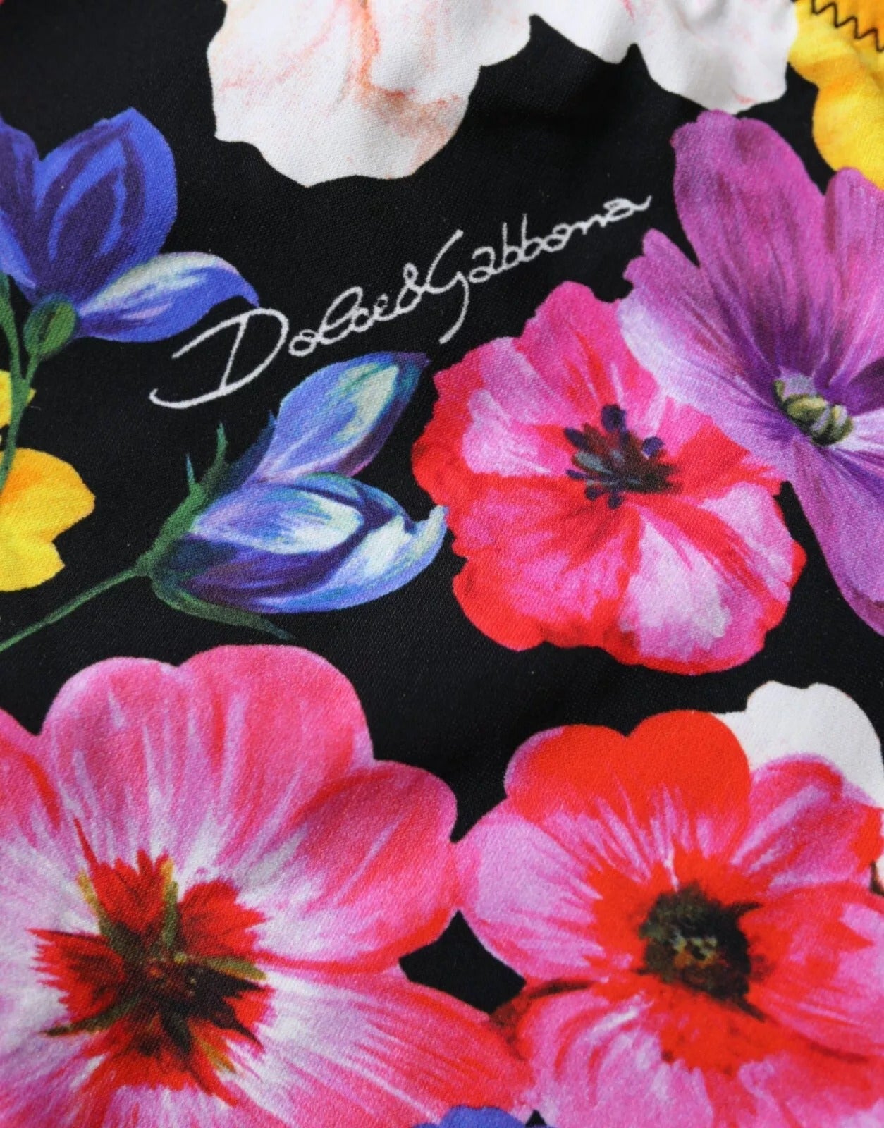 Bas de maillot de bain Dolce & Gabbana à imprimé floral noir, style bikini, tissu élastique et ajusté.