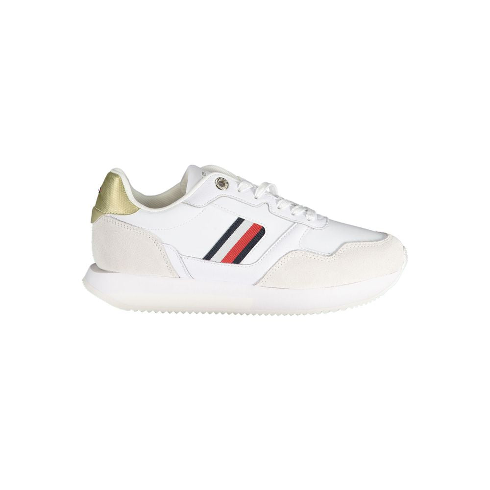 Basket Tommy Hilfiger en polyester blanc avec semelle blanche, style sneaker décontracté et moderne.