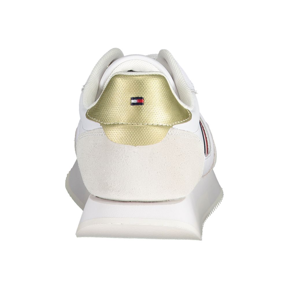 Chaussure Tommy Hilfiger blanche en polyester, sneaker tendance avec semelle blanche et design moderne visible sur l'image.