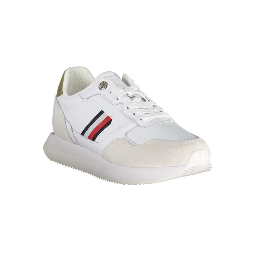 Sneakers blanches en polyester de Tommy Hilfiger, vue de côté, avec semelle blanche et détails de marque visibles.