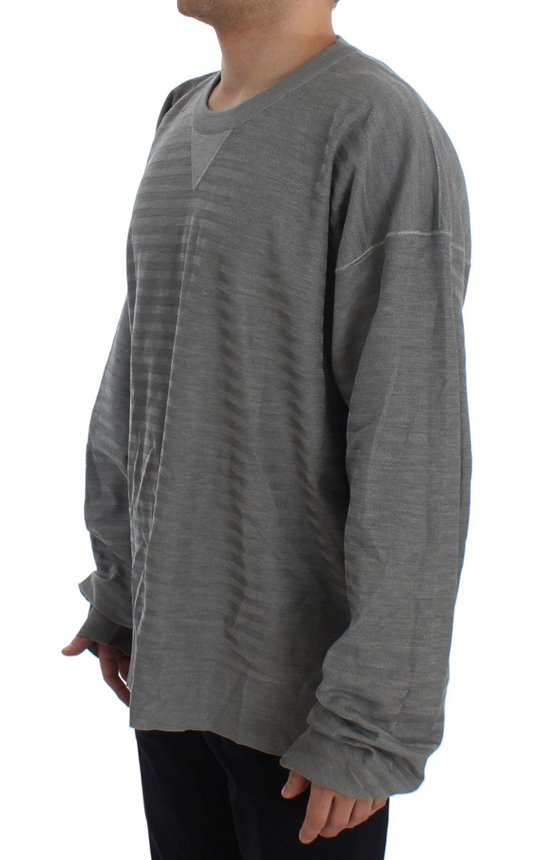 Pull en soie gris Dolce & Gabbana à col rond, doux et élégant, visible avec détails du tissu et coupe confortable.