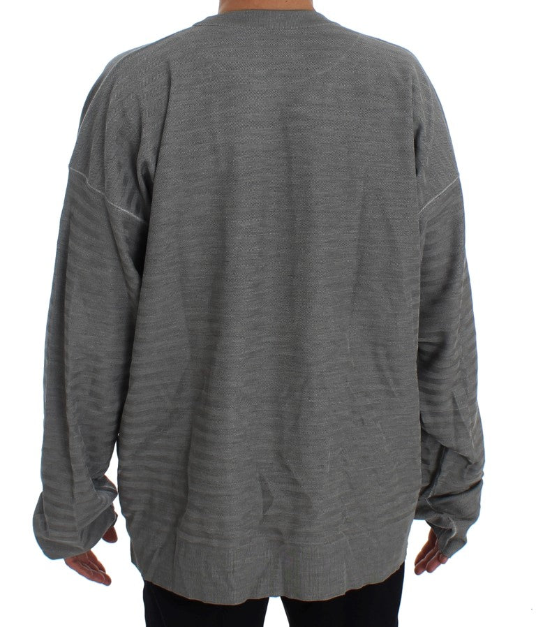 Pull en soie gris Dolce & Gabbana à col rond, pullover confortable et élégant pour homme.