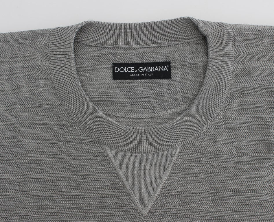 Pull à col rond Dolce & Gabbana en soie gris, pull-over élégant avec design classique et texture douce visible sur l'image.