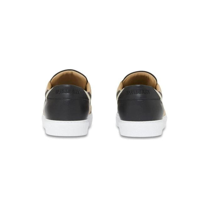 Chaussures sneakers noires en cuir Burberry New Salmond, vue de face avec détails du design élégant et logo de la marque.