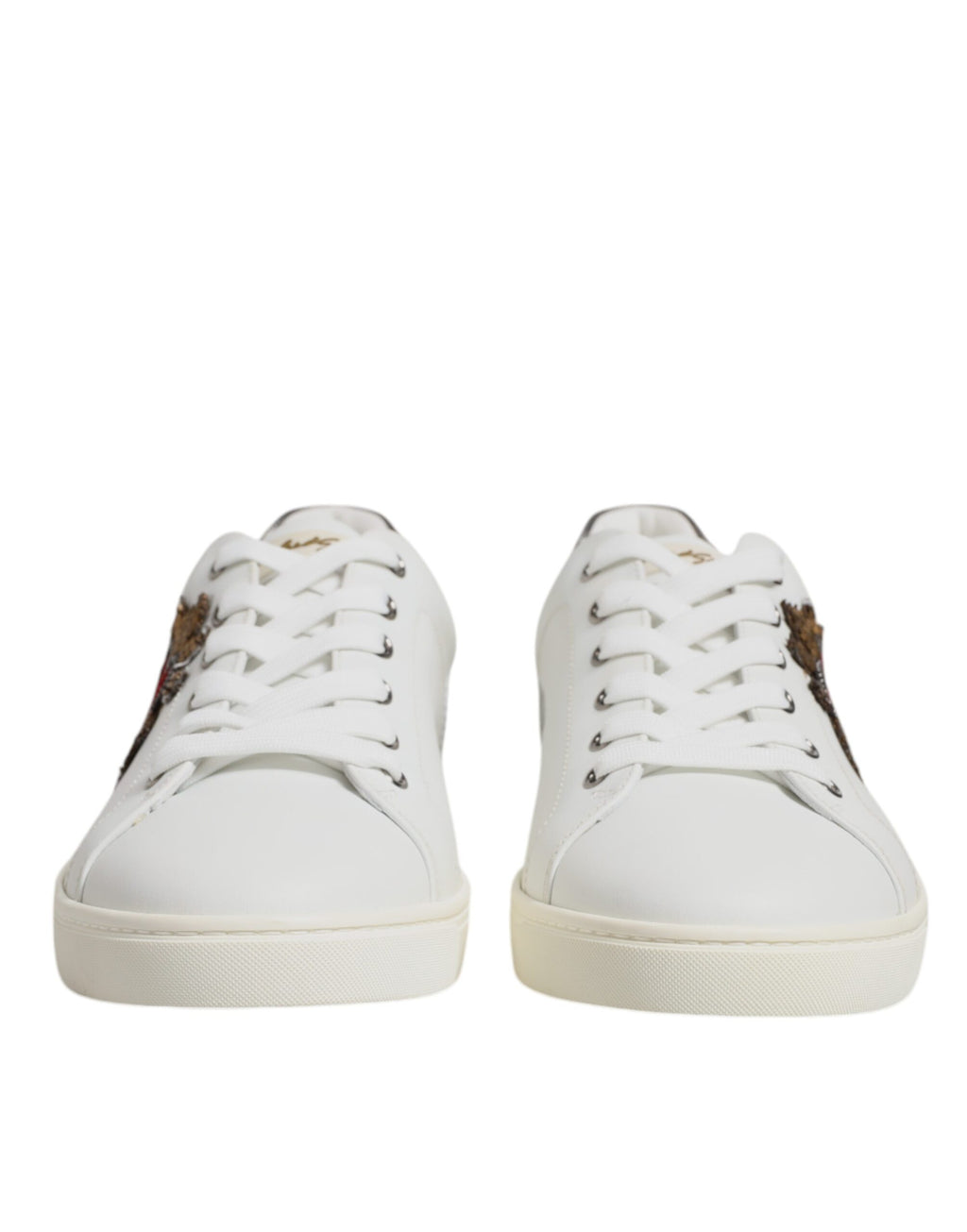 Chaussures sneakers blanches en cuir Dolce & Gabbana avec embellissements en cœur, vue de face.