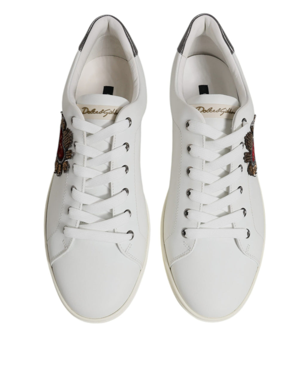 Chaussures sneakers blanches en cuir Dolce & Gabbana avec embellissements cœur, vue de côté.