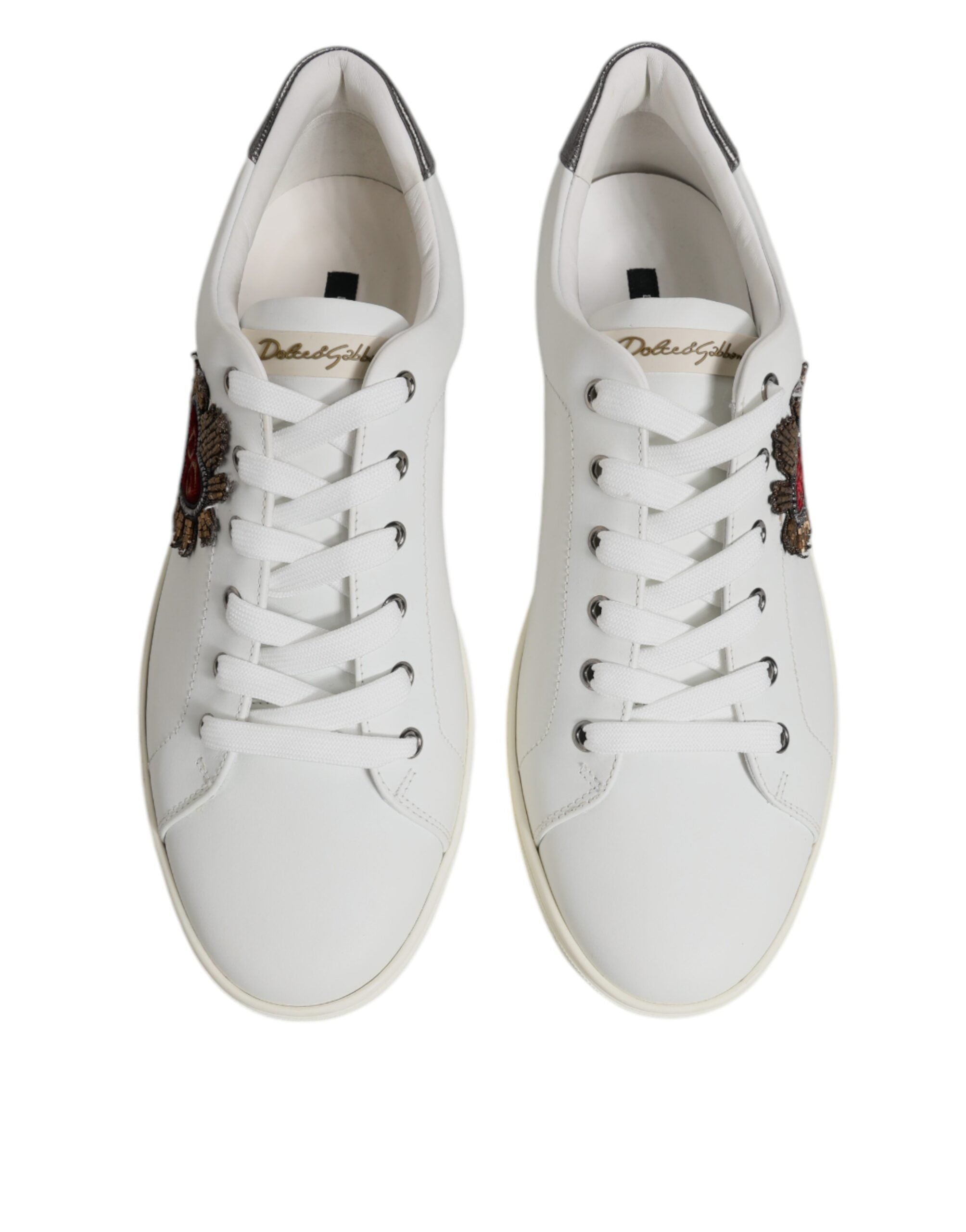Chaussures sneakers blanches en cuir Dolce & Gabbana avec embellissements cœur, vue de côté.