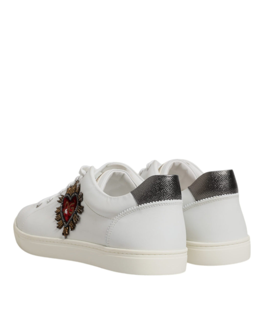Chaussures sneakers blanches en cuir Dolce & Gabbana avec embellissements de cœur et détails élégants.