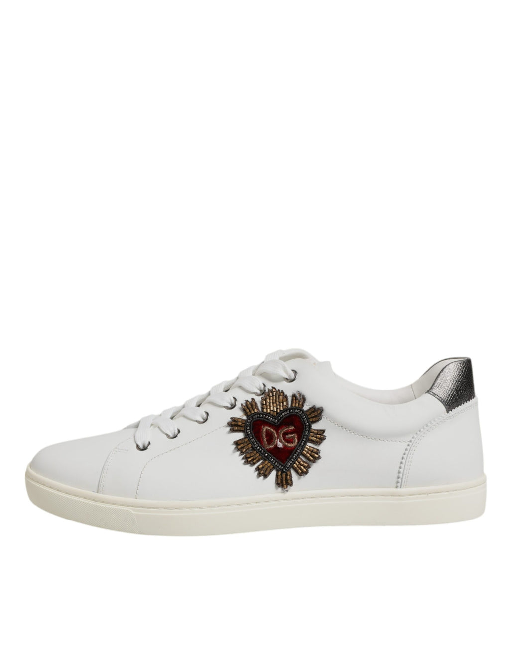 Chaussures sneakers blanches Dolce & Gabbana en cuir avec embellissements de cœur, visibles en gros plan.