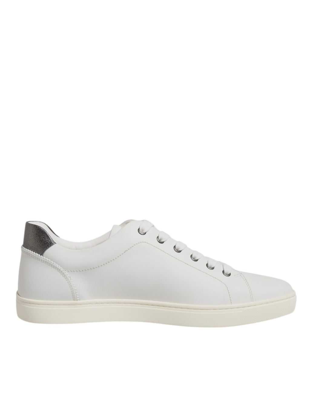 Chaussures sneakers Dolce & Gabbana en cuir blanc avec cœur orné, semelle blanche et design élégant.