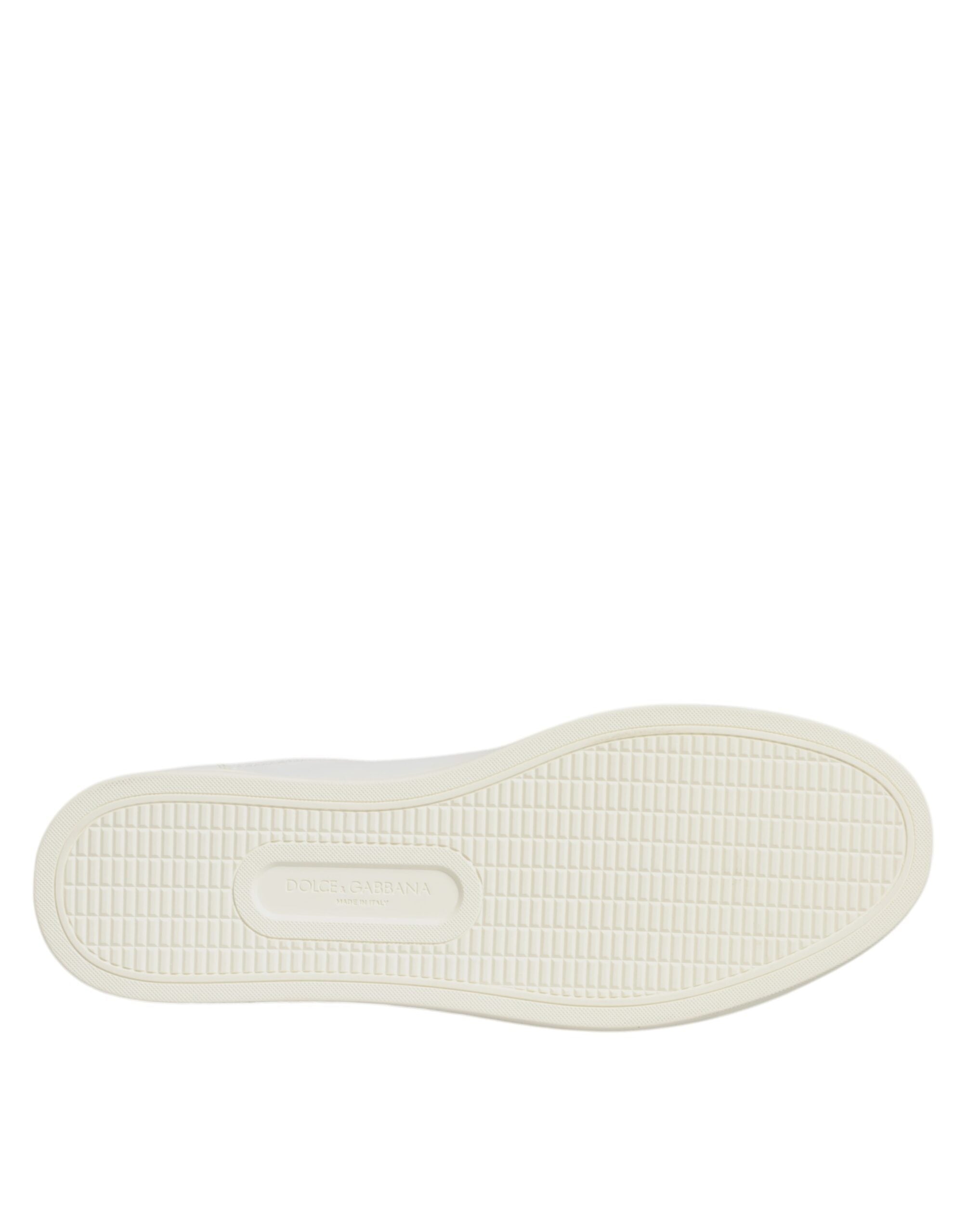 Chaussures sneakers blanches en cuir Dolce & Gabbana avec embellissements en forme de cœur, visibles sur l'image.