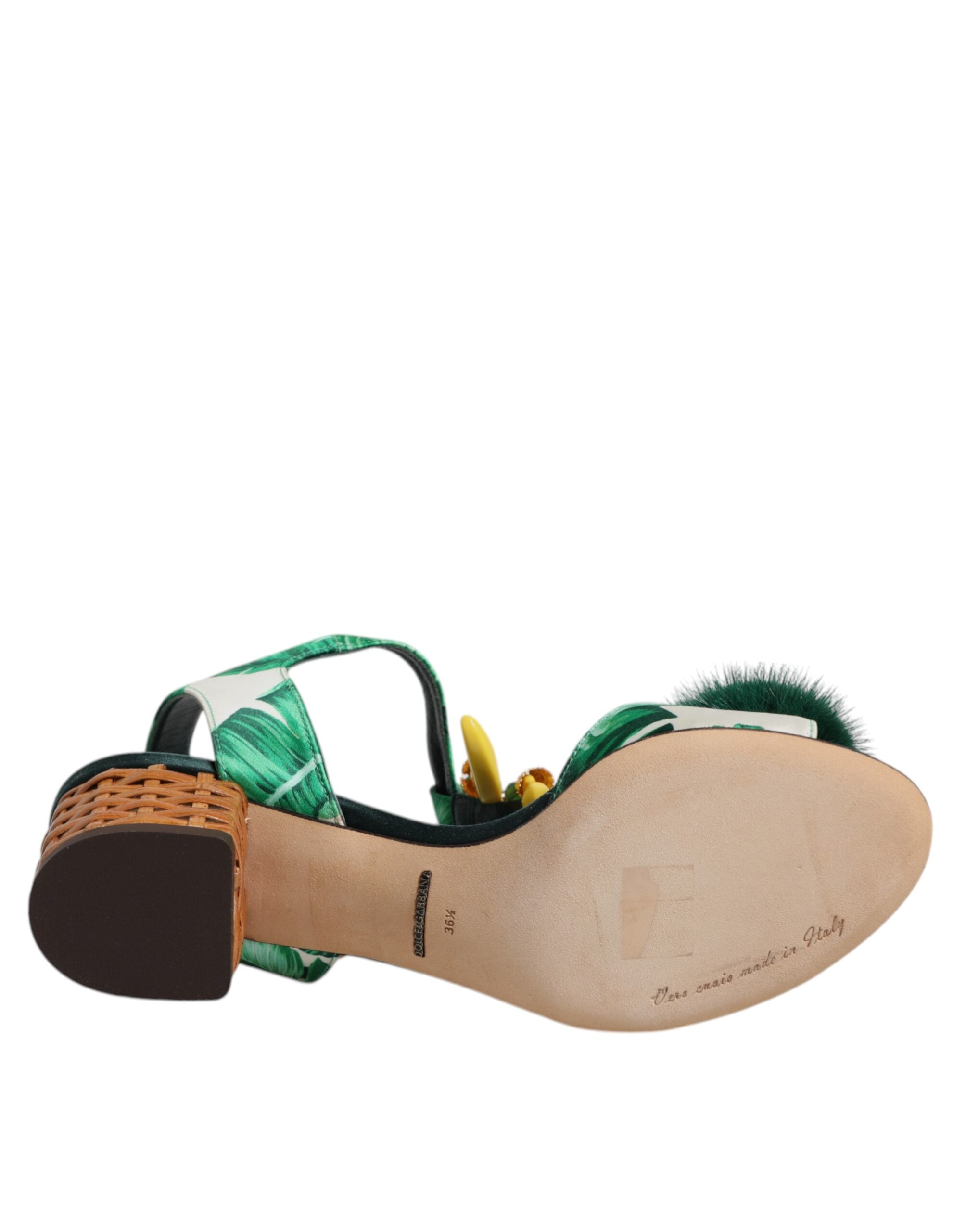 Sandales Dolce & Gabbana vertes ornées de cristaux et de fourrure, avec détails élégants et raffinés.