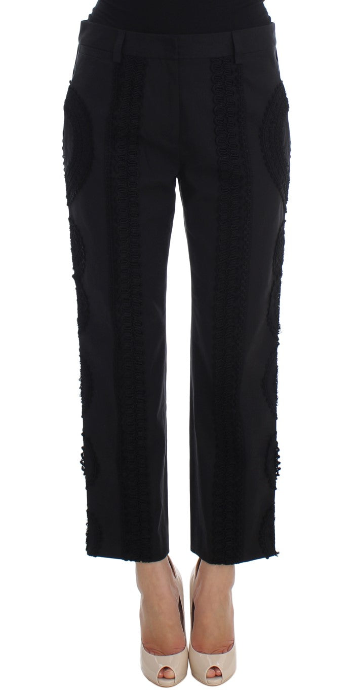 Pantalon capri en coton stretch noir Dolce & Gabbana, style torero, ajusté et élégant, visible sur le mannequin.