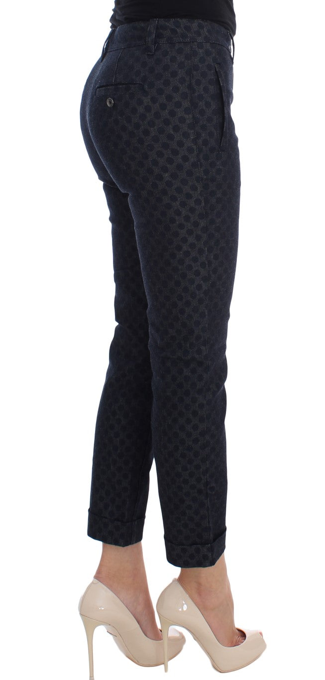 Jeans capris slim à pois Dolce & Gabbana, coupe ajustée, en denim bleu avec motifs à pois blancs, vue de face.