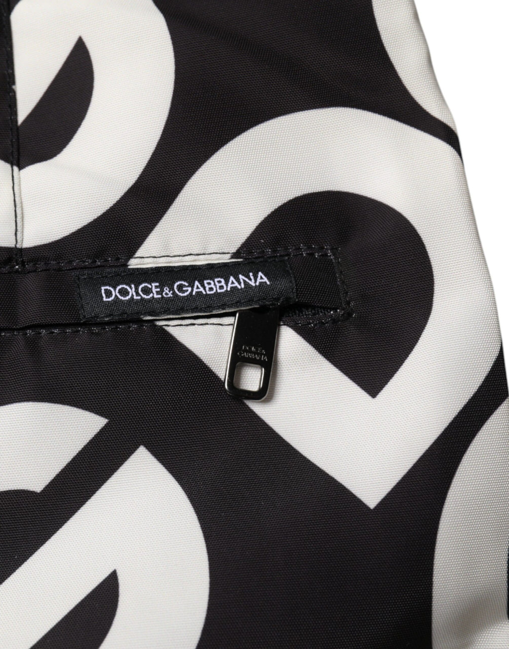 Shorts de plage Dolce & Gabbana en noir et blanc avec logo, vêtement de swimwear élégant et confortable pour l'été.