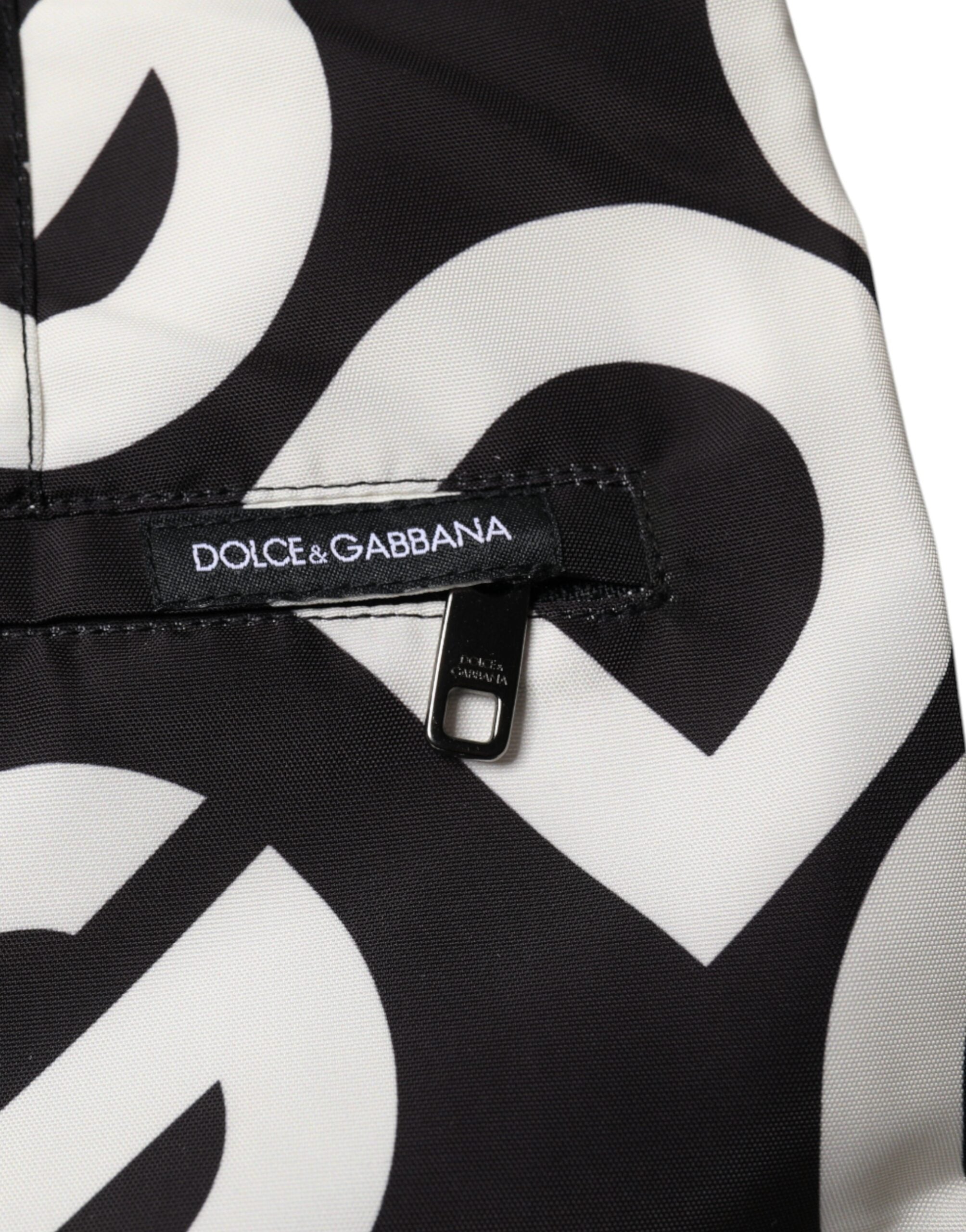 Shorts de plage Dolce & Gabbana en noir et blanc avec logo, vêtement de swimwear élégant et confortable pour l'été.