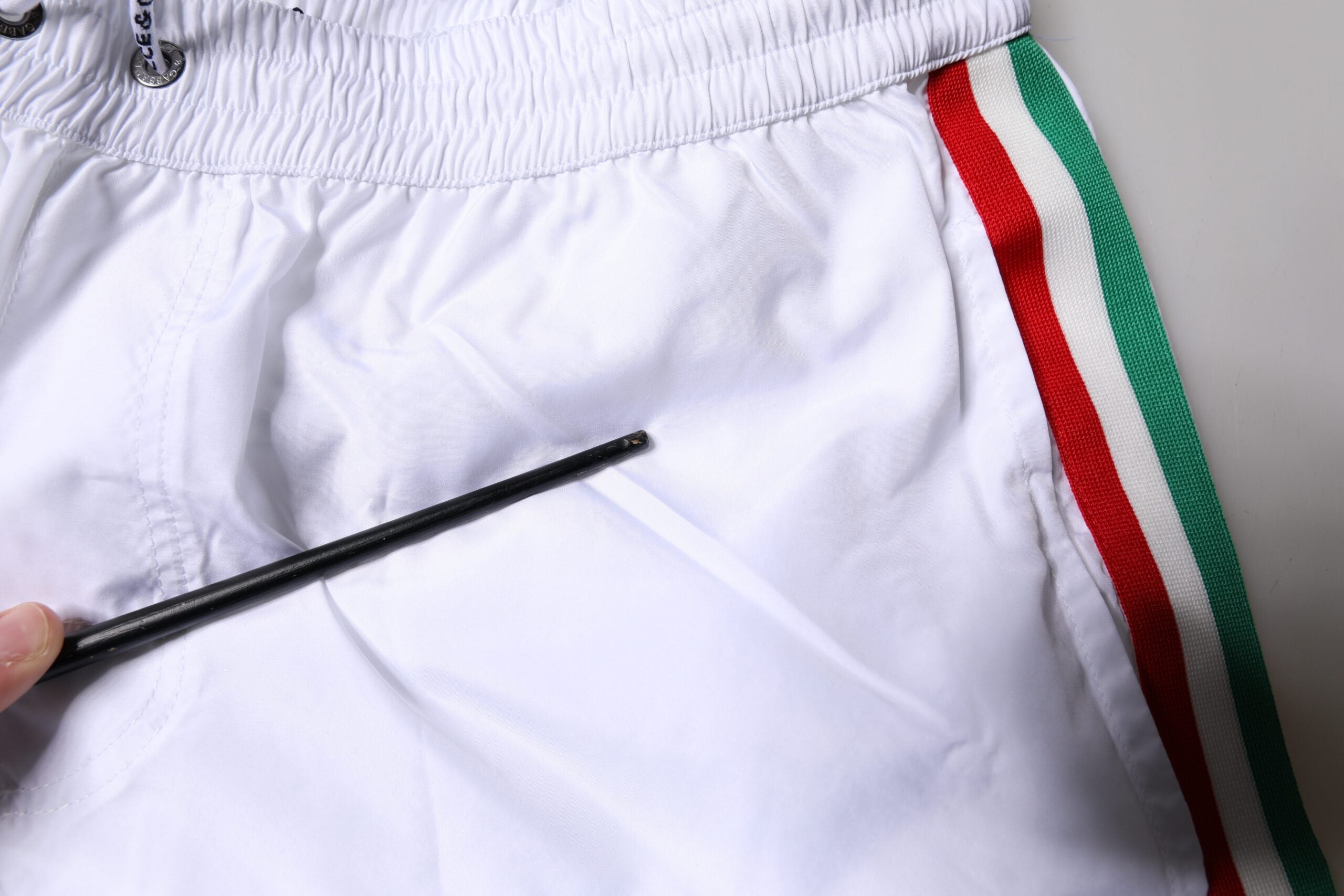 Shorts de bain deux pièces Dolce & Gabbana à rayures blanches pour plage, vêtement de maillot de bain élégant et confortable.