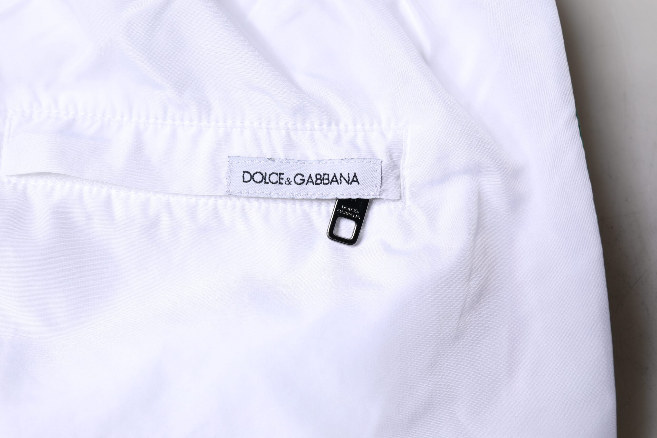 Shorts de bain Dolce & Gabbana à rayures blanches, maillot de bain 2 pièces pour femmes, vue de face.