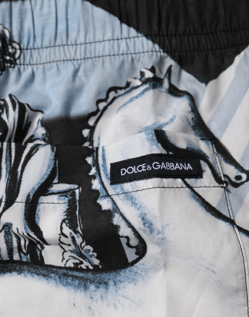 Shorts pour hommes en coton Dolce & Gabbana avec imprimé de statue bleue, style décontracté et élégant.