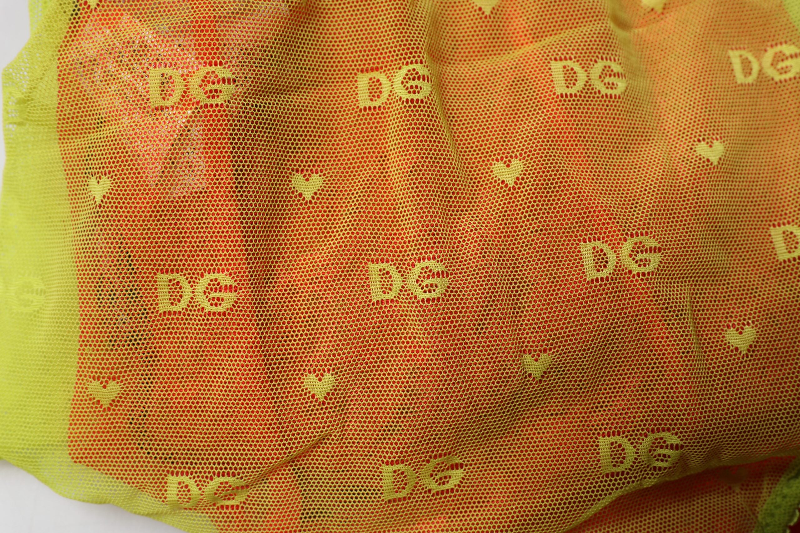 Culotte haute en tulle rouge et jaune de Dolce & Gabbana, sous-vêtements mi-hauteur avec détails élégants.
