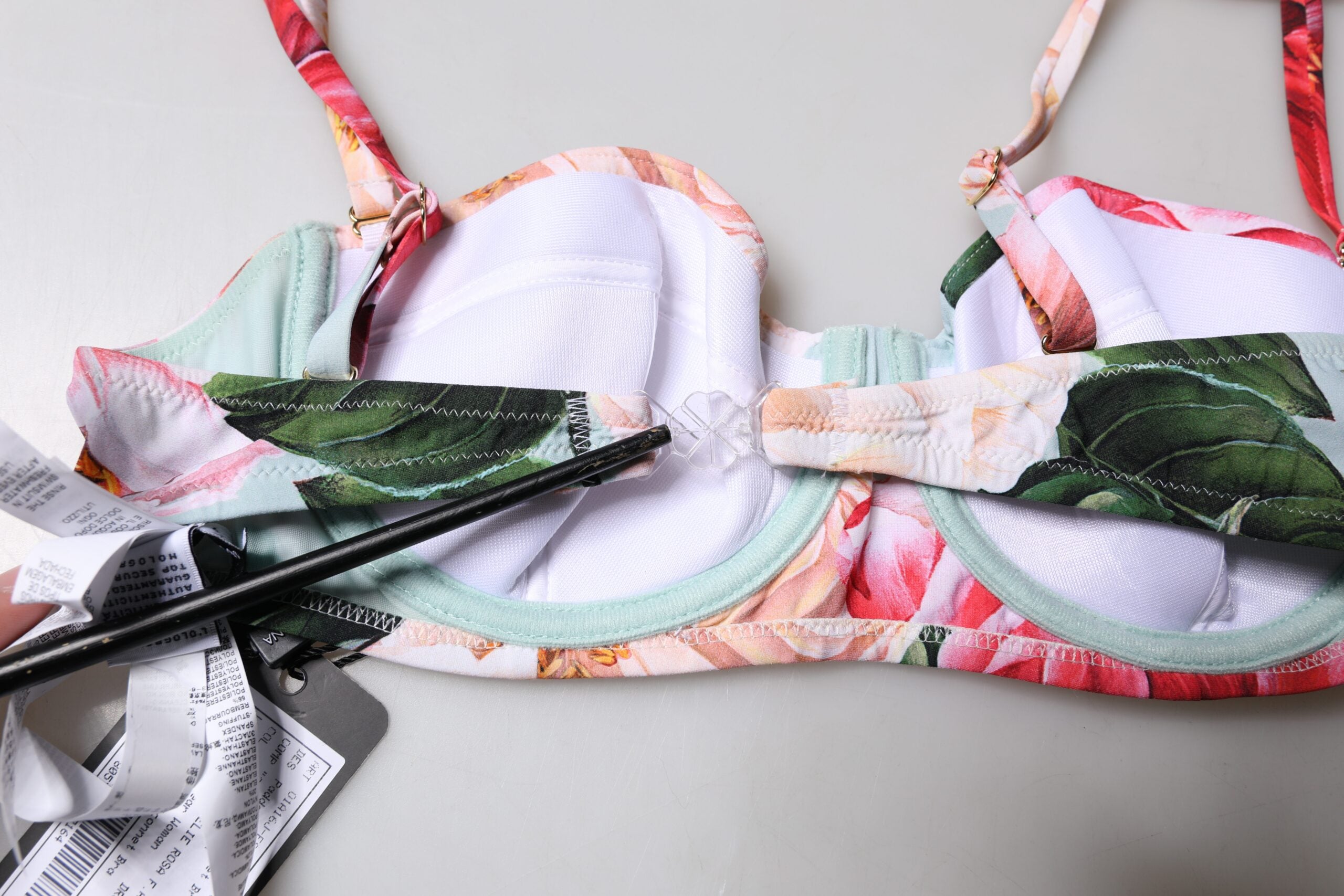 Soutien-gorge balconnet rembourré Dolce & Gabbana à motif floral multicolore, lingerie élégante et colorée.