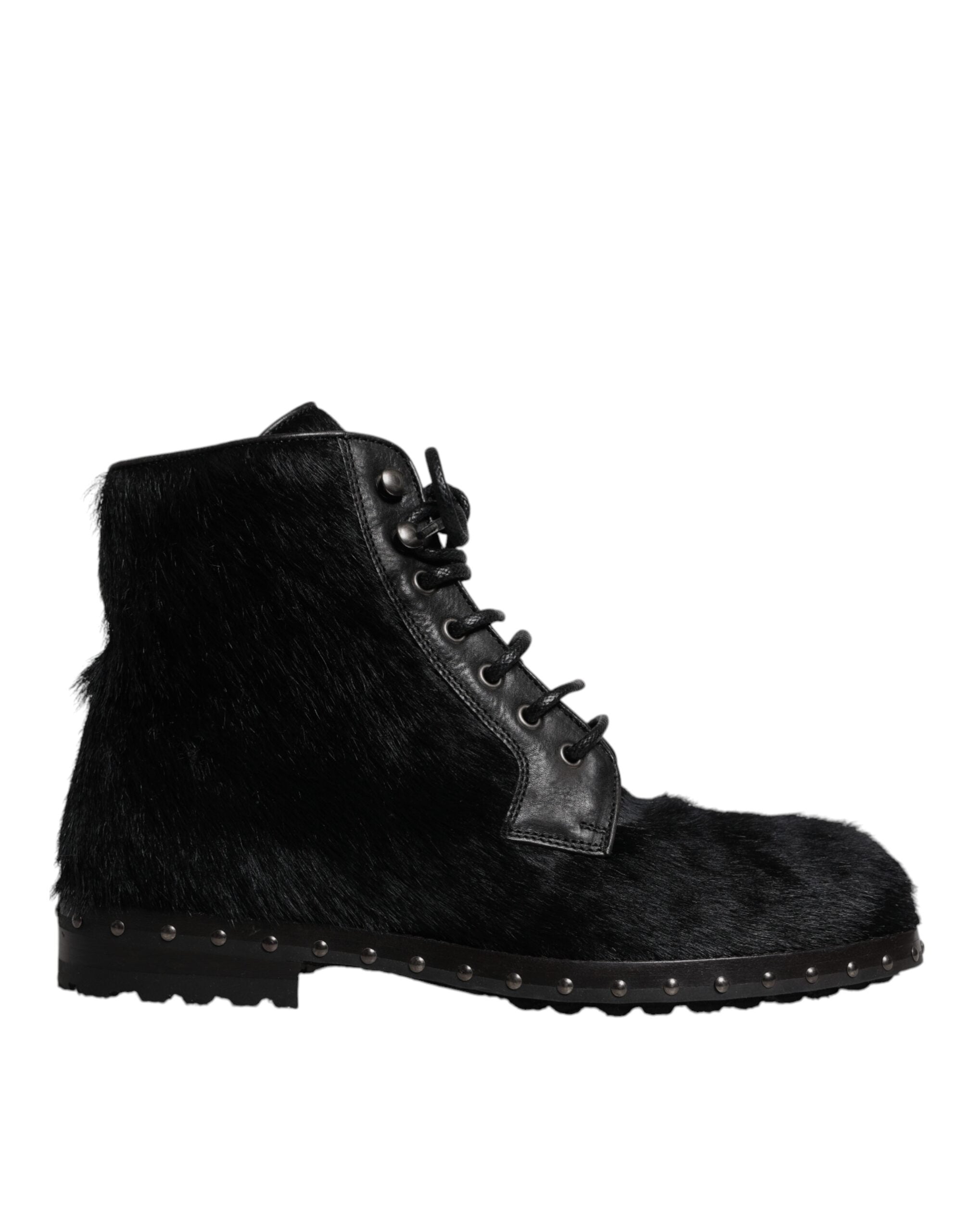 Bottes en cuir noir de style pony mi-mollet de la marque Dolce & Gabbana, visibles en détail sur l'image.