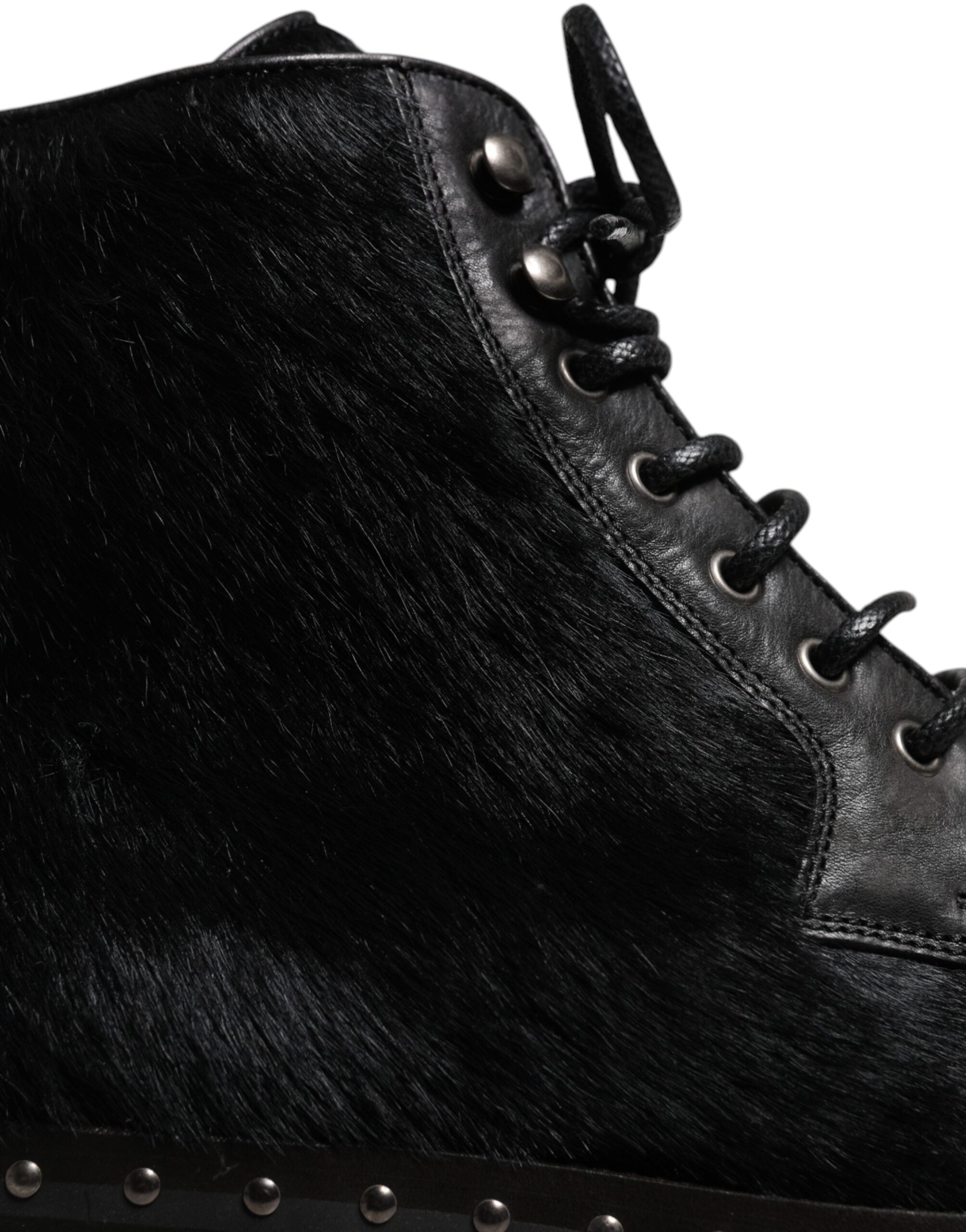 Bottes mi-mollet en cuir noir style pony de Dolce & Gabbana, chaussures élégantes avec finition luxueuse.