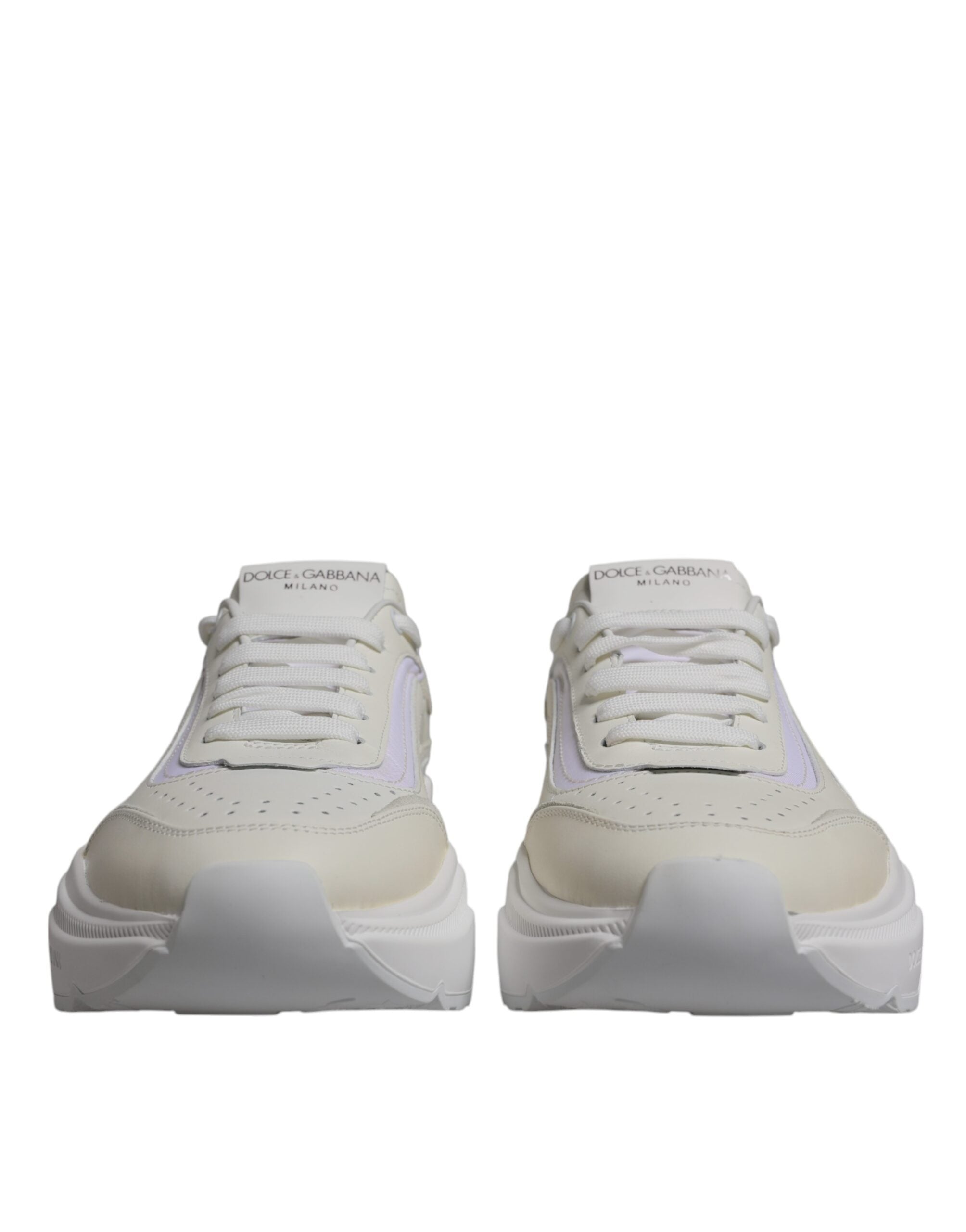 Chaussures basses Daymaster blanches de Dolce & Gabbana, sneakers tendance en cuir avec détails en relief.