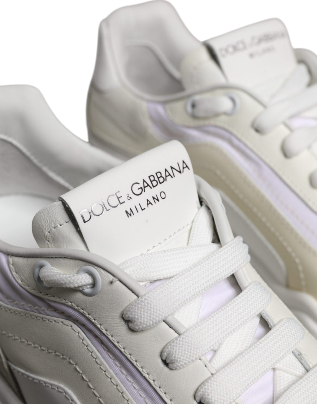 Chaussures basses Dolce & Gabbana Daymaster blanches pour homme, baskets en cuir avec logo élégant et semelle blanche.