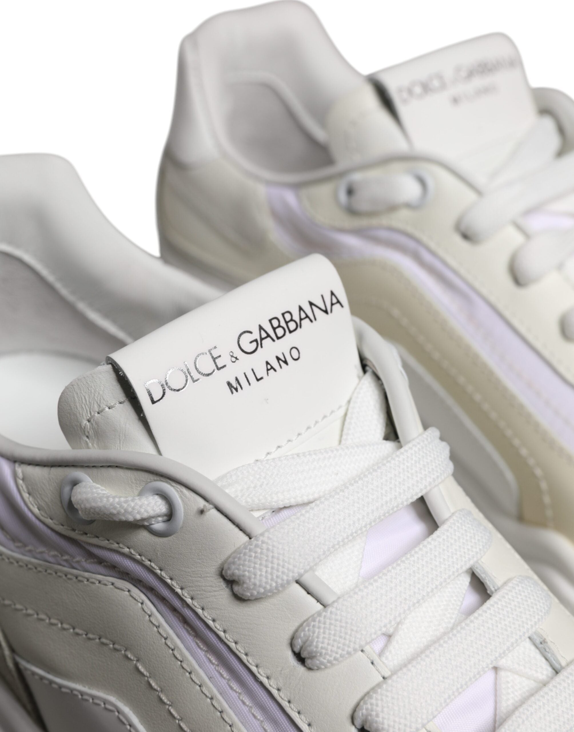 Chaussures basses Dolce & Gabbana Daymaster blanches pour homme, baskets en cuir avec logo élégant et semelle blanche.