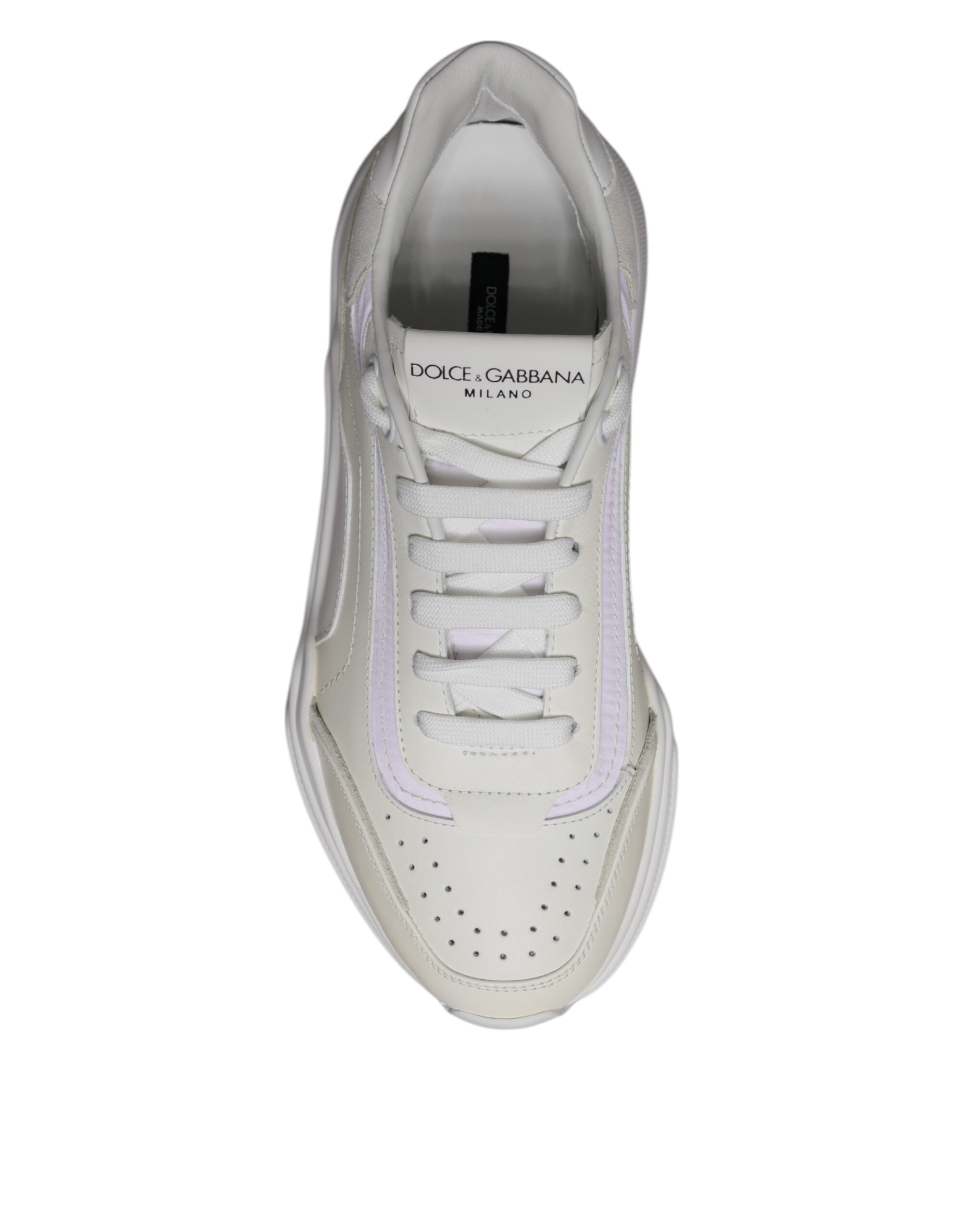 Baskets basses blanches Dolce & Gabbana Daymaster, chaussures de sport en cuir avec détails noirs, vue de côté.