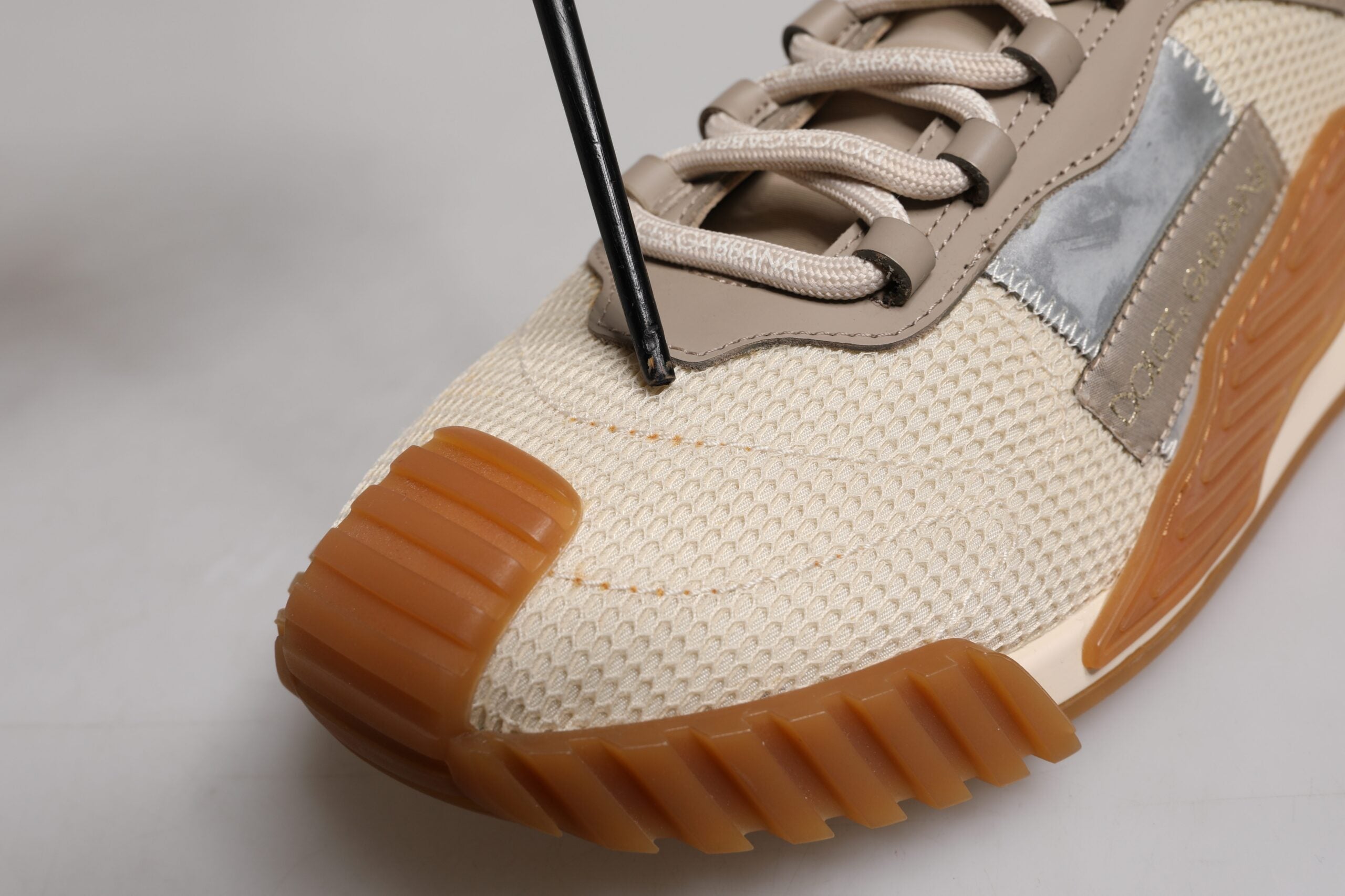 Chaussures sneakers basses Dolce & Gabbana Multicolores en dentelle avec laçage, vue de face.