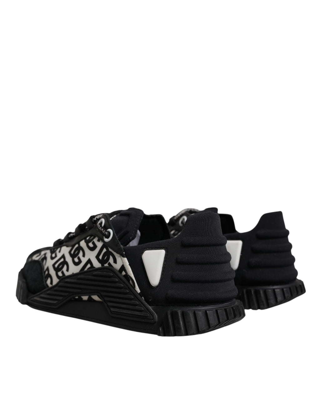 Chaussures sneakers basses Dolce & Gabbana noires avec logo en dentelle et lacets, vue de face.