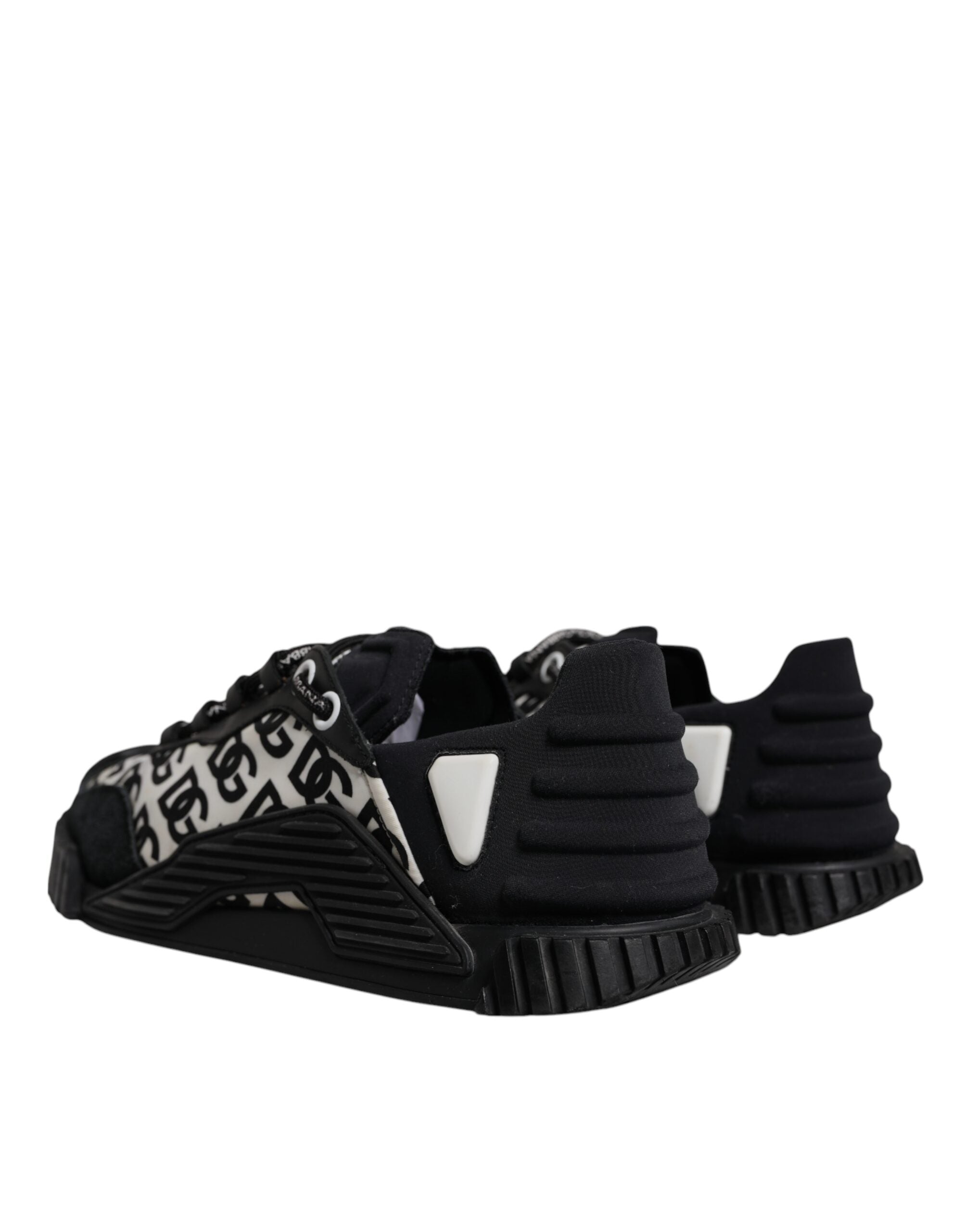 Chaussures sneakers basses Dolce & Gabbana noires avec logo en dentelle et lacets, vue de face.