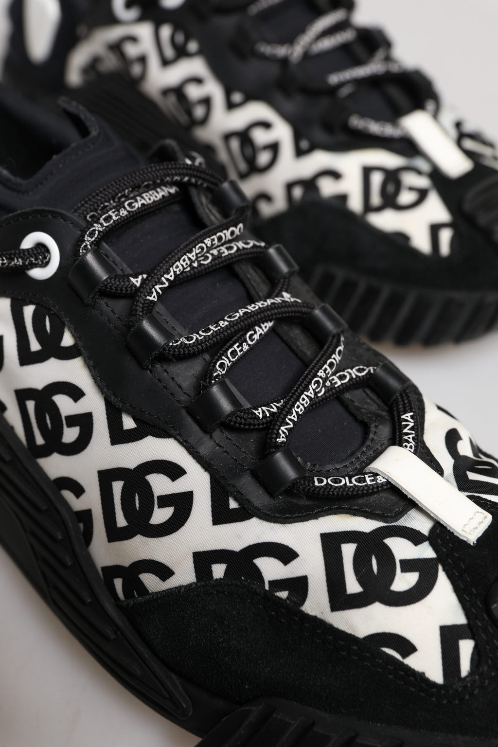 Chaussures sneakers basses noires Dolce & Gabbana avec logo, lacets en dentelle, design élégant et moderne.