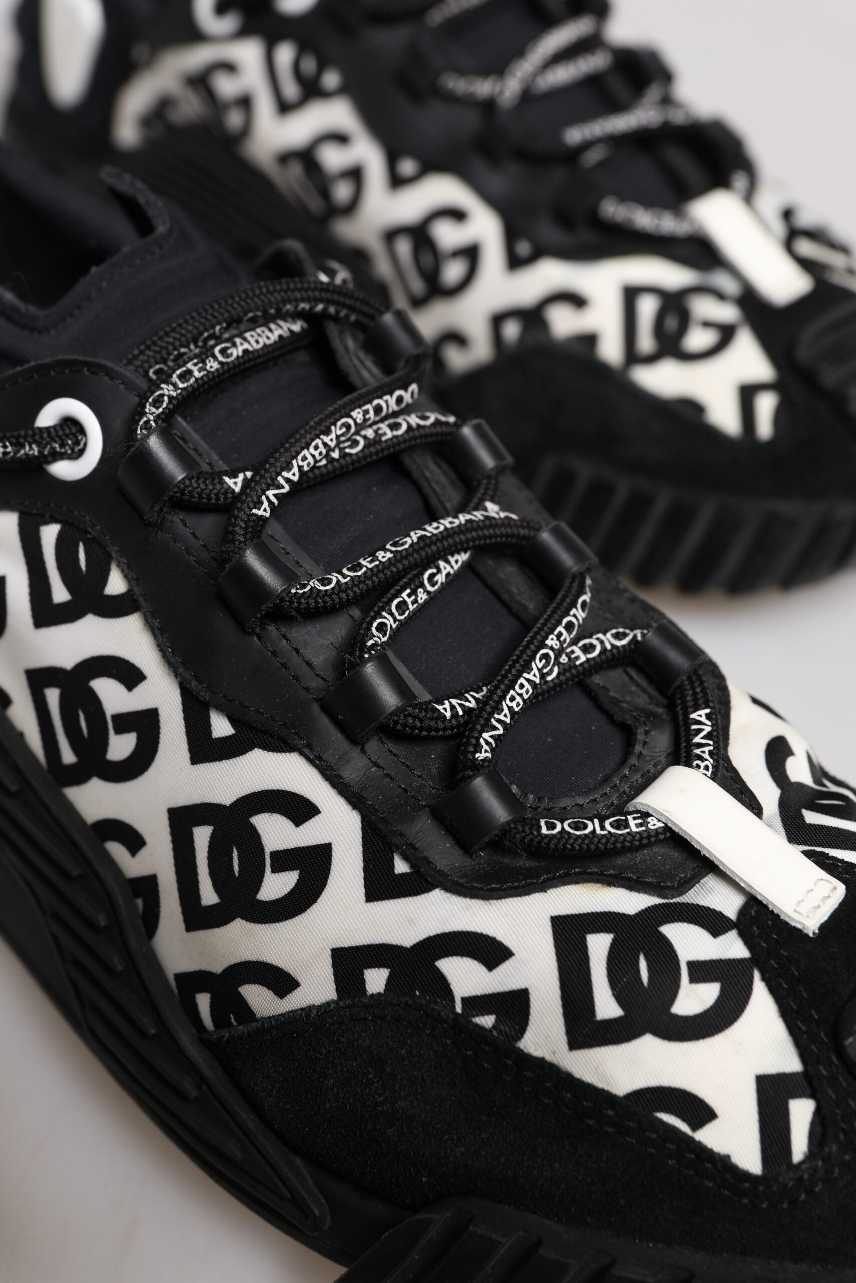 Chaussures sneakers basses noires Dolce & Gabbana avec logo, lacets en dentelle, design élégant et moderne.