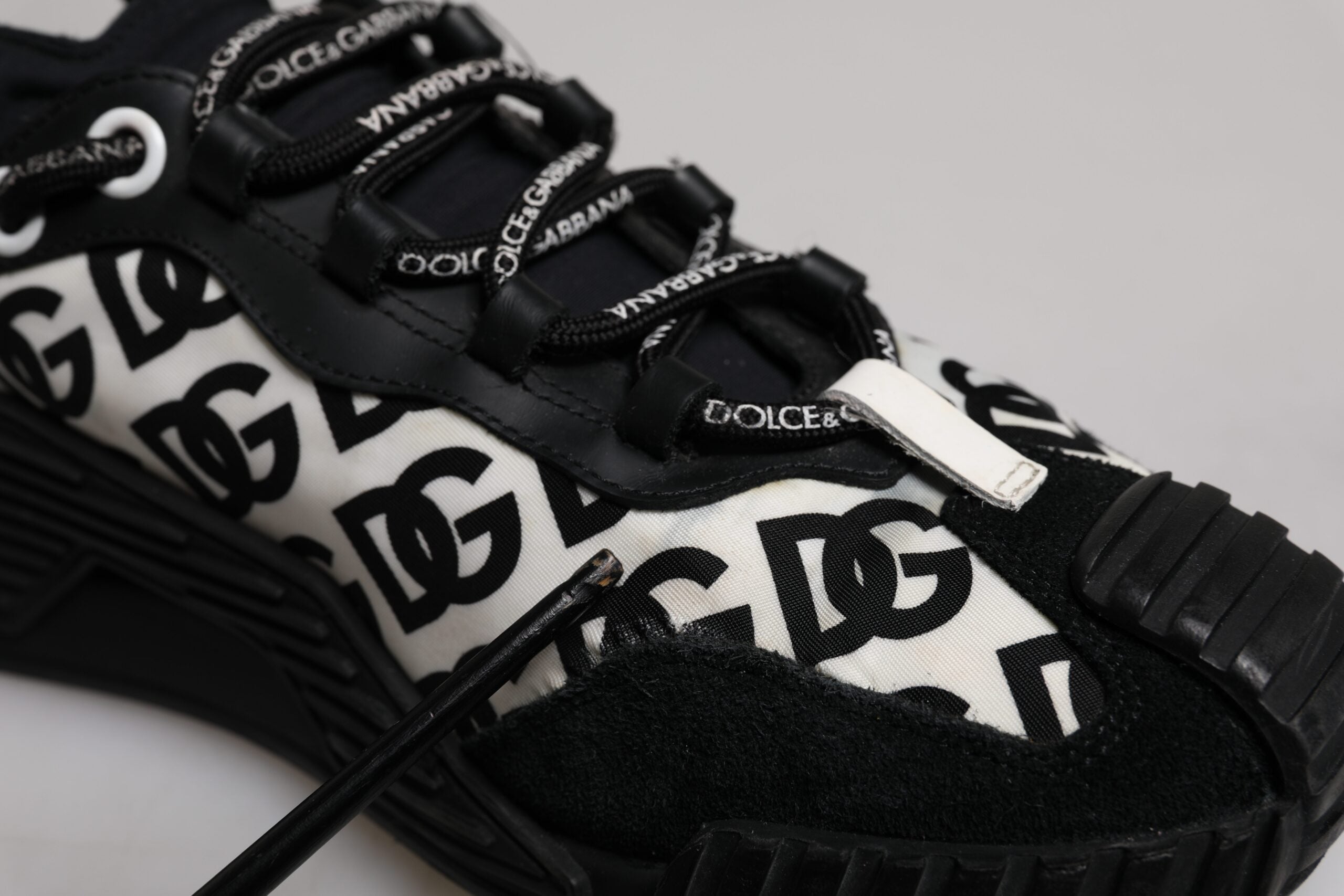 Chaussures sneakers basses noires Dolce & Gabbana avec lacets et logo en dentelle, mode élégante et décontractée.